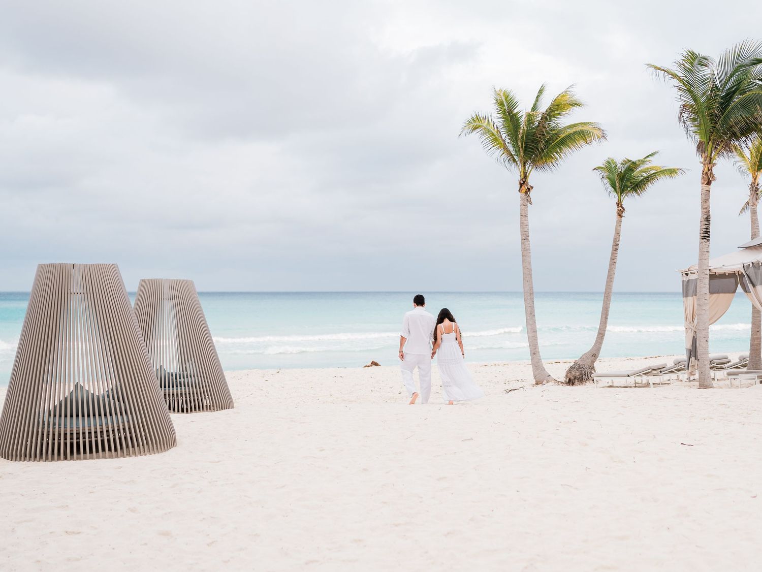 Couple walking on the beach in Cancún — Luis Tovilla