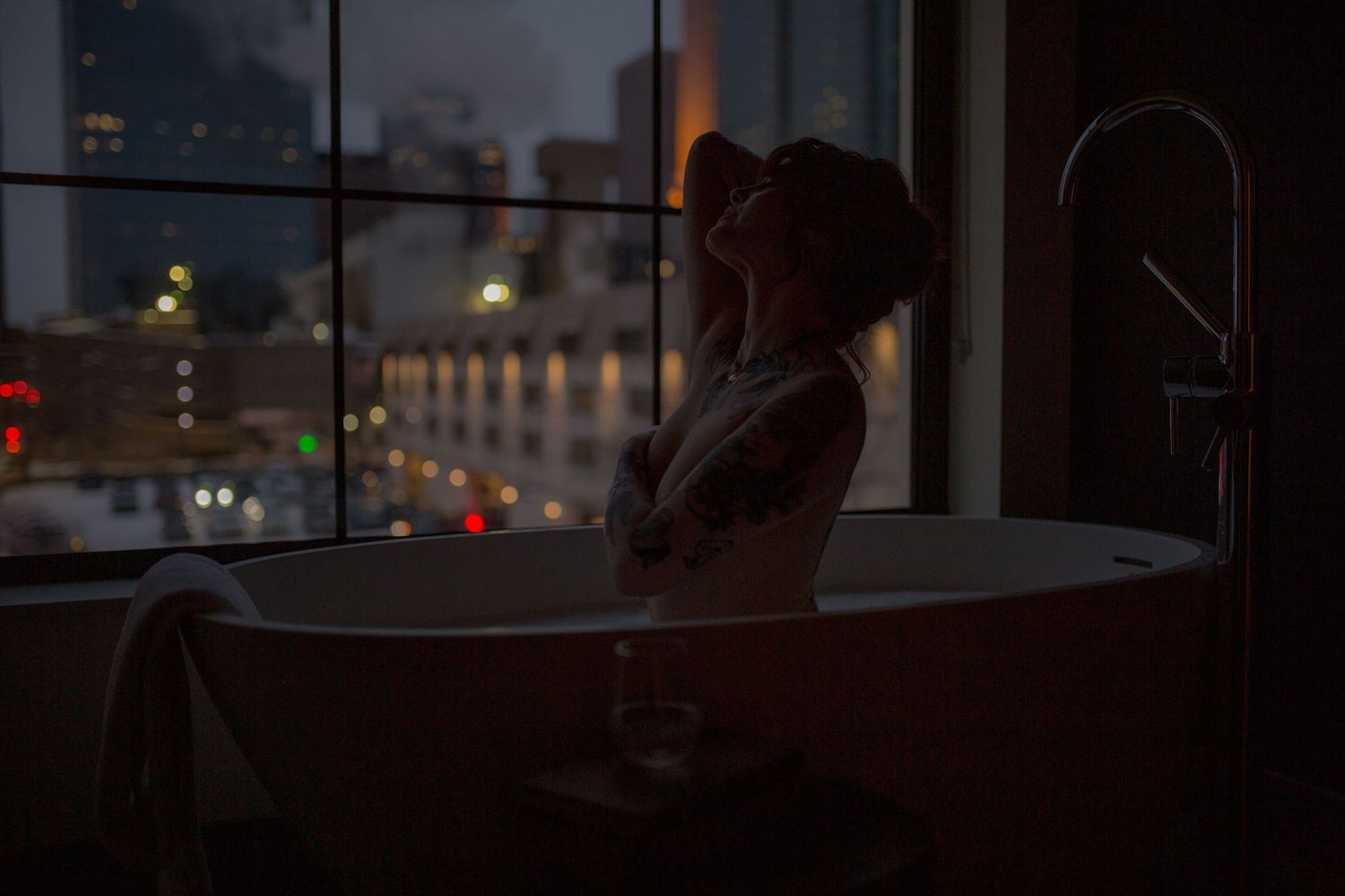 Behind the scenes of posing a boudoir experience
Minneapolis boudoir photographer