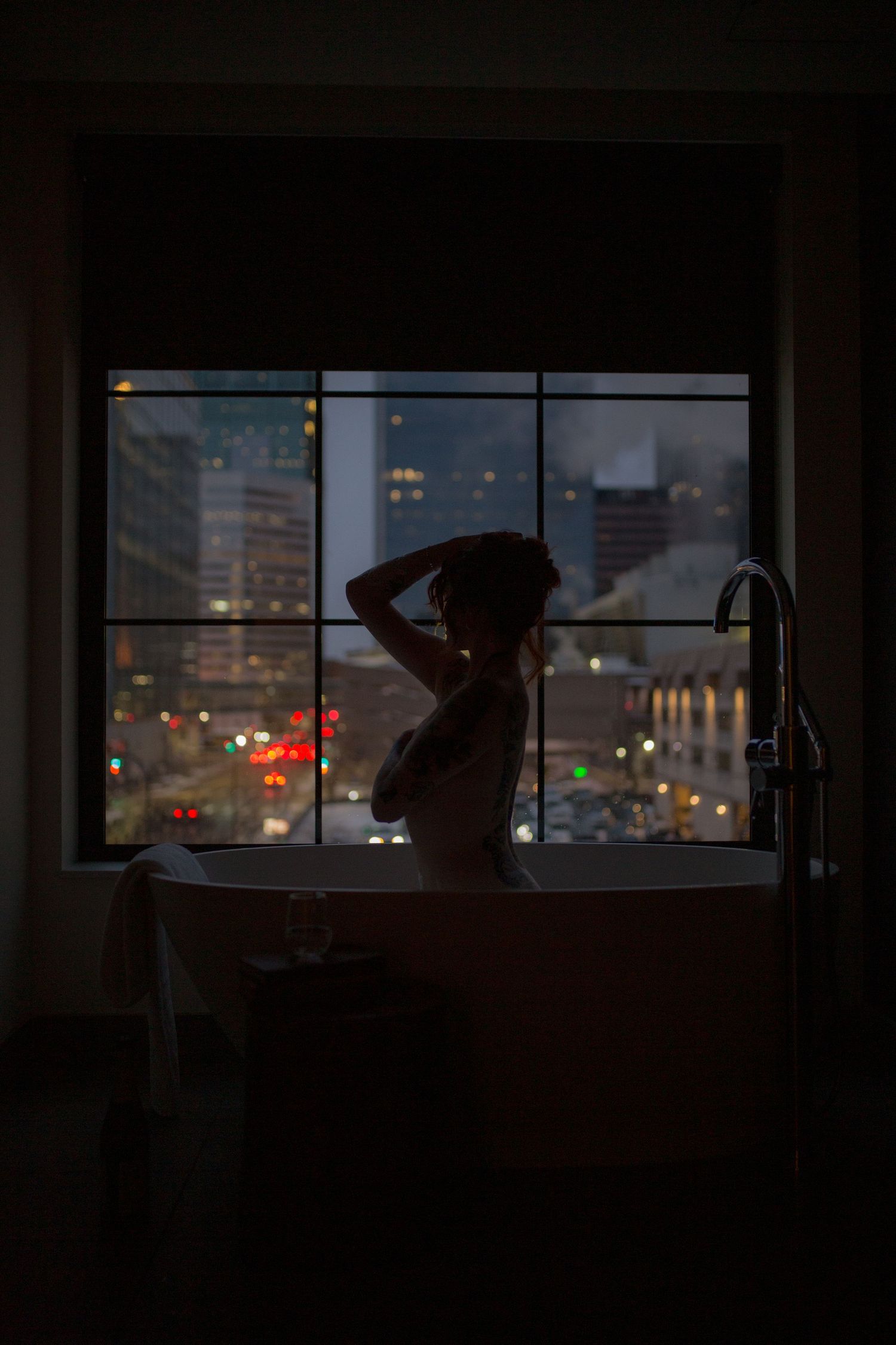 Behind the scenes of posing a boudoir experience
Minneapolis boudoir photographer