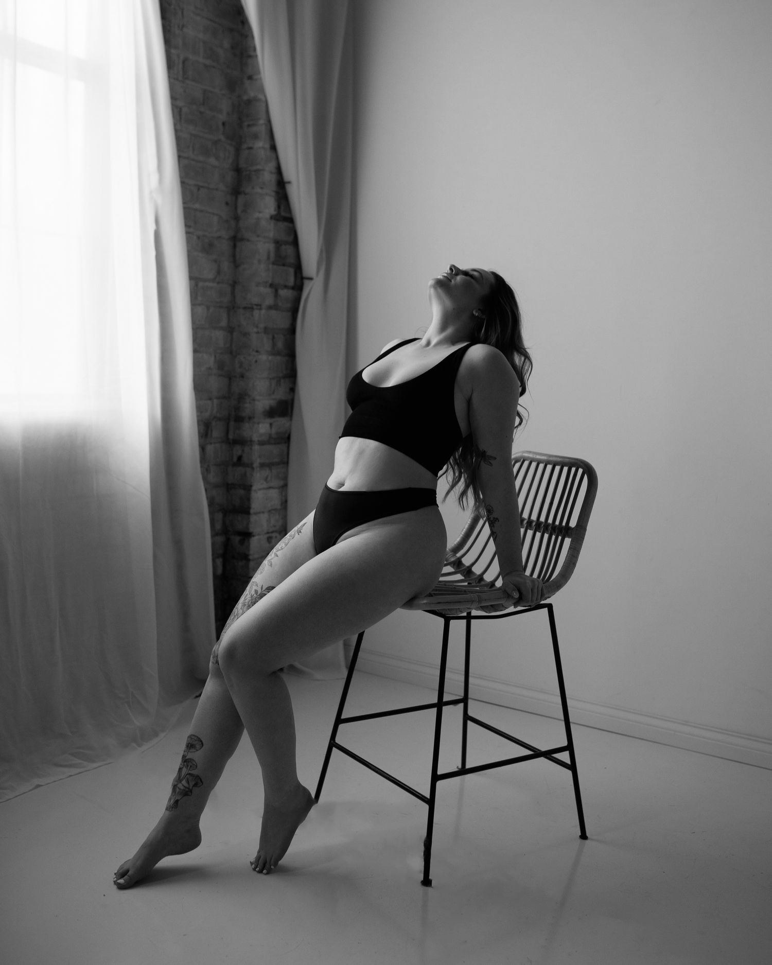 Behind the scenes of posing a boudoir experience
Minneapolis boudoir photographer