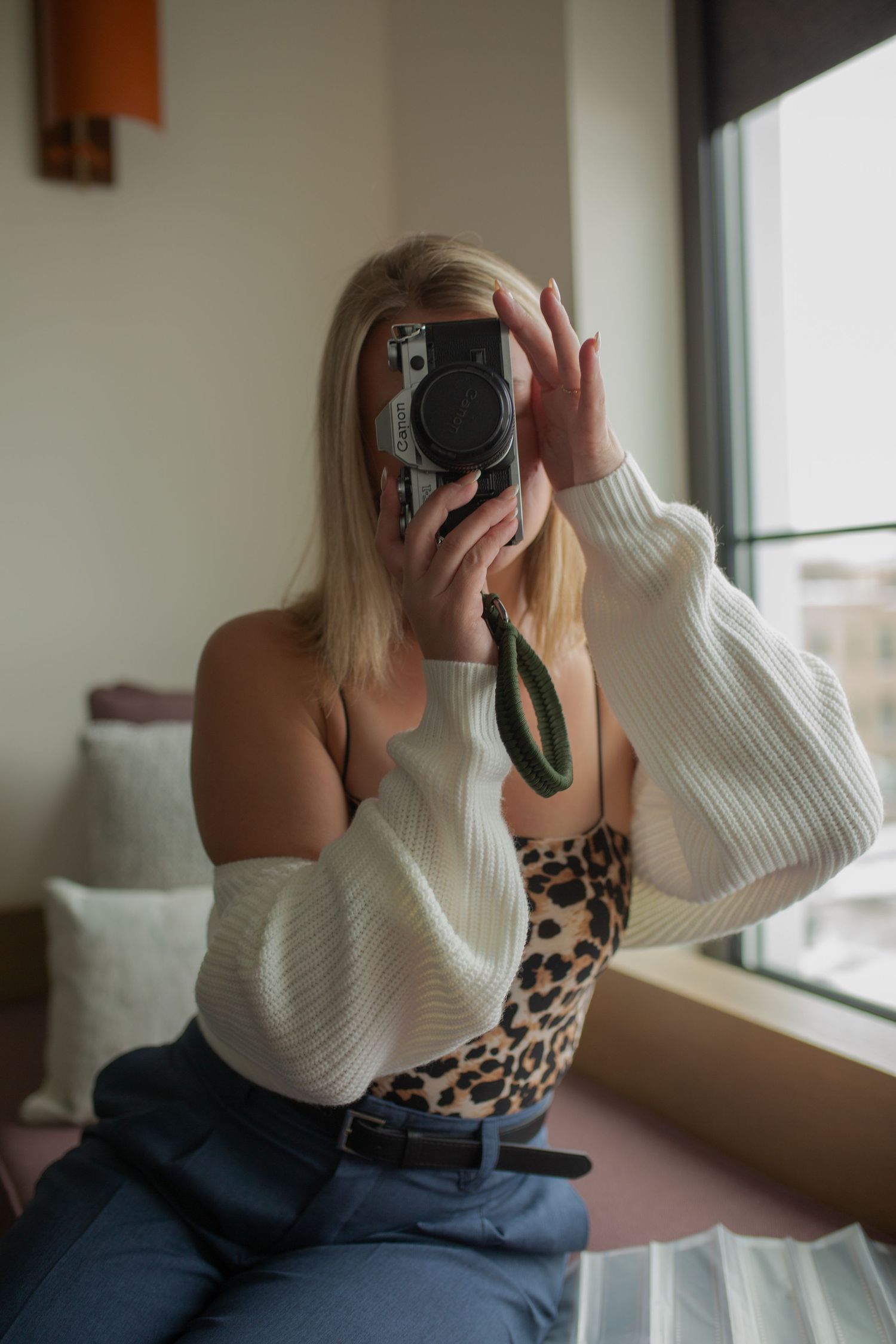 Behind the scenes of posing a boudoir experience
Minneapolis boudoir photographer