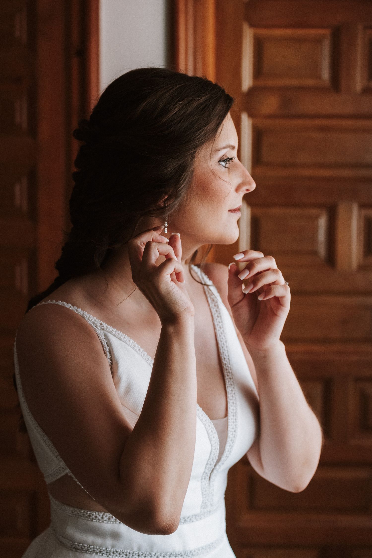 Novia se viste enfrente de la ventana, Huete, cuenca