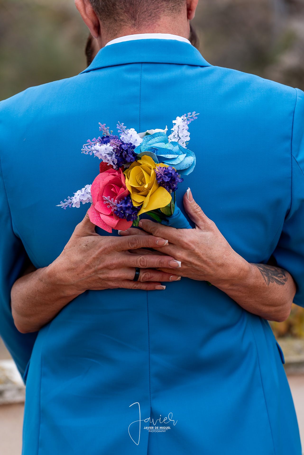 abrazo de la novia, y ramo de papel