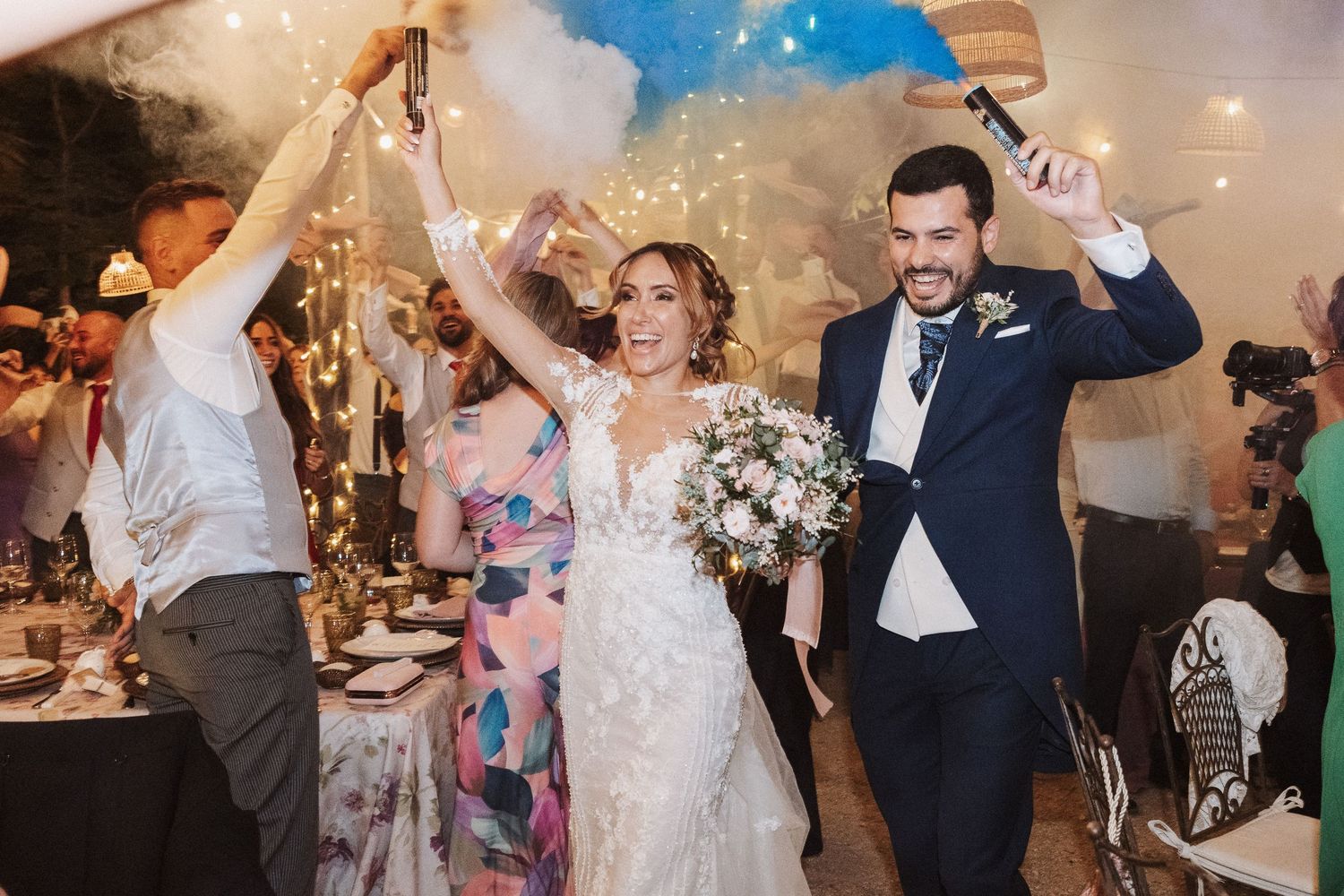 Entrada de los novios con cohetes de humo, da cada color