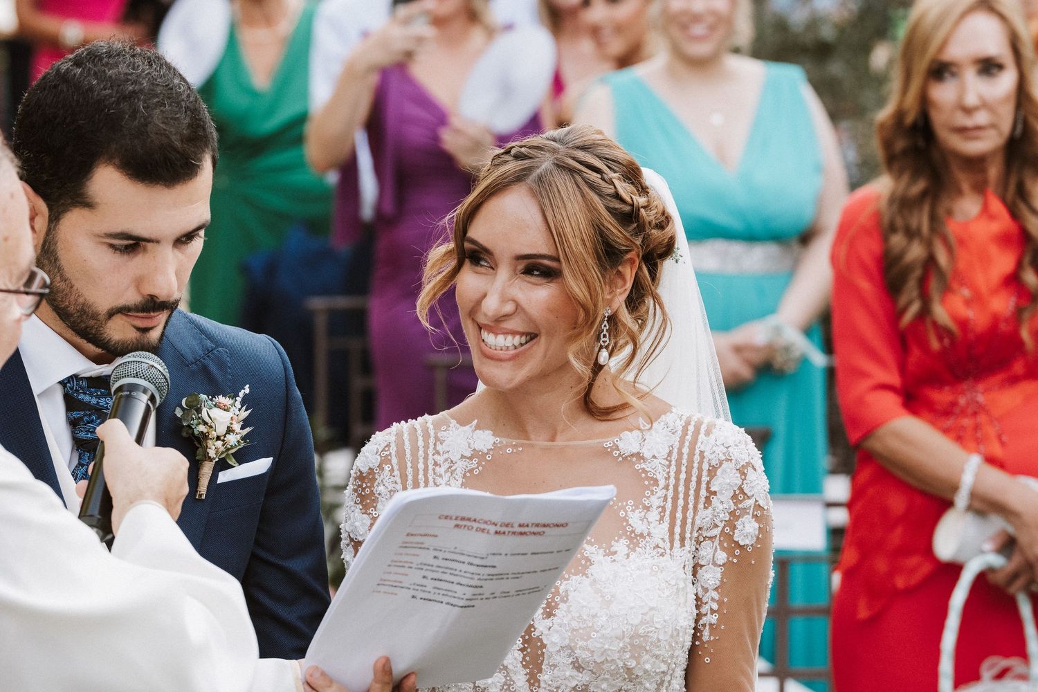 miradas complices durante una boda