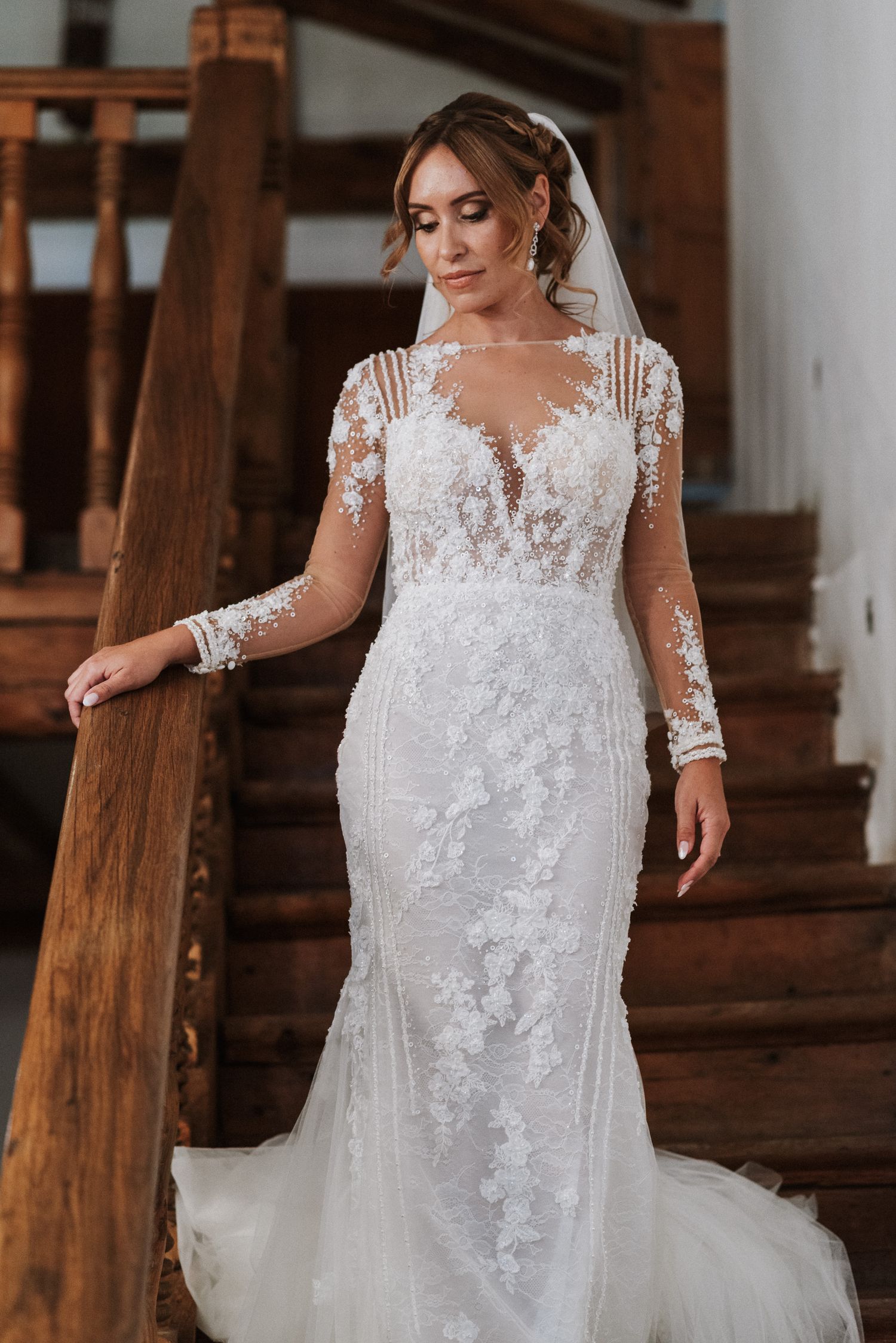 La novia baja las escaleras vestida