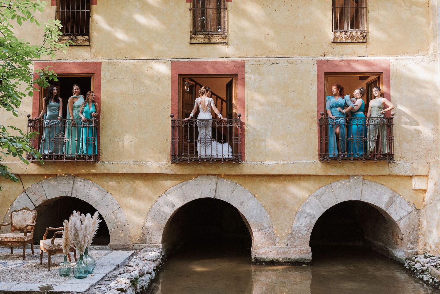 Foto con las amigas por la ventana en el caserío del Molino del Manto, Chinchón