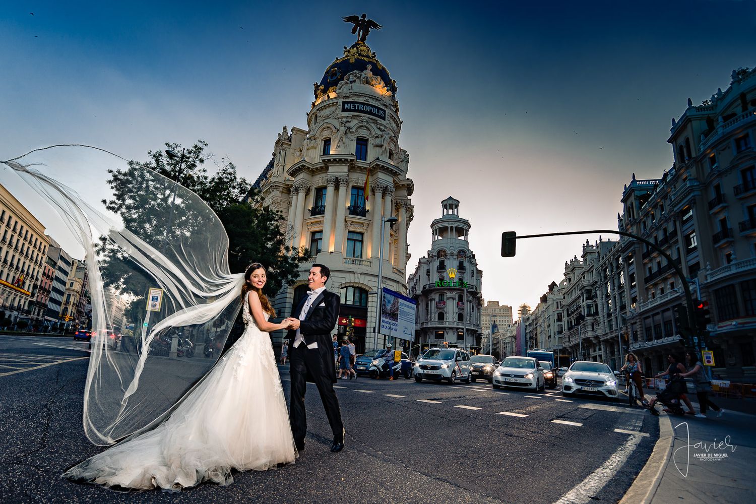Postboda en la Gran Via de Madrid con el edificio metrópolis de fondo