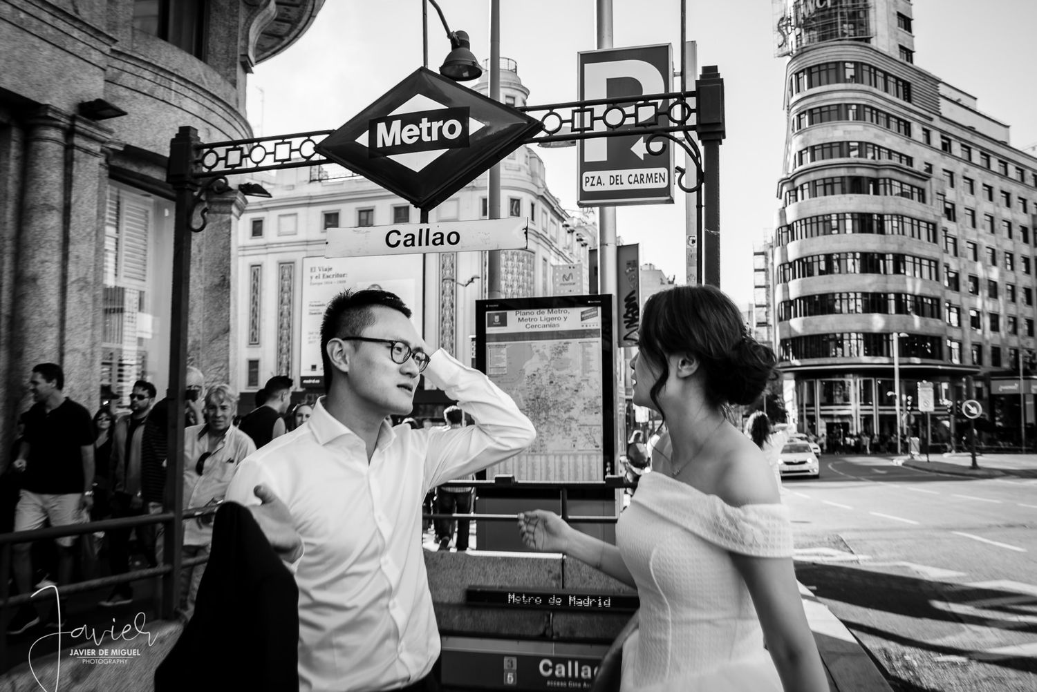 Preboda internacional en Madrid, bajo la señal del metro de Callao