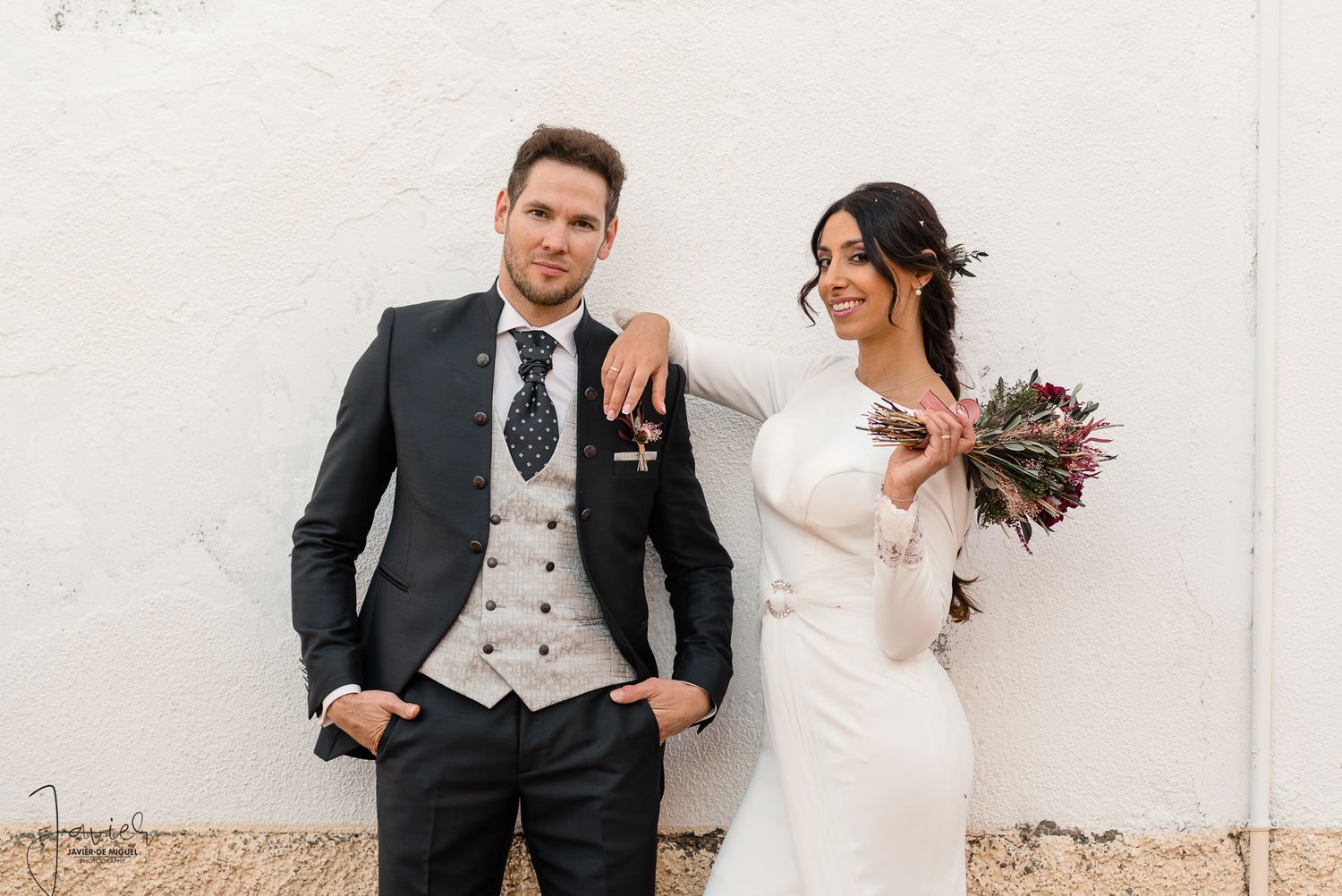 pareja posando en su boda en Belinchón, Cuenca