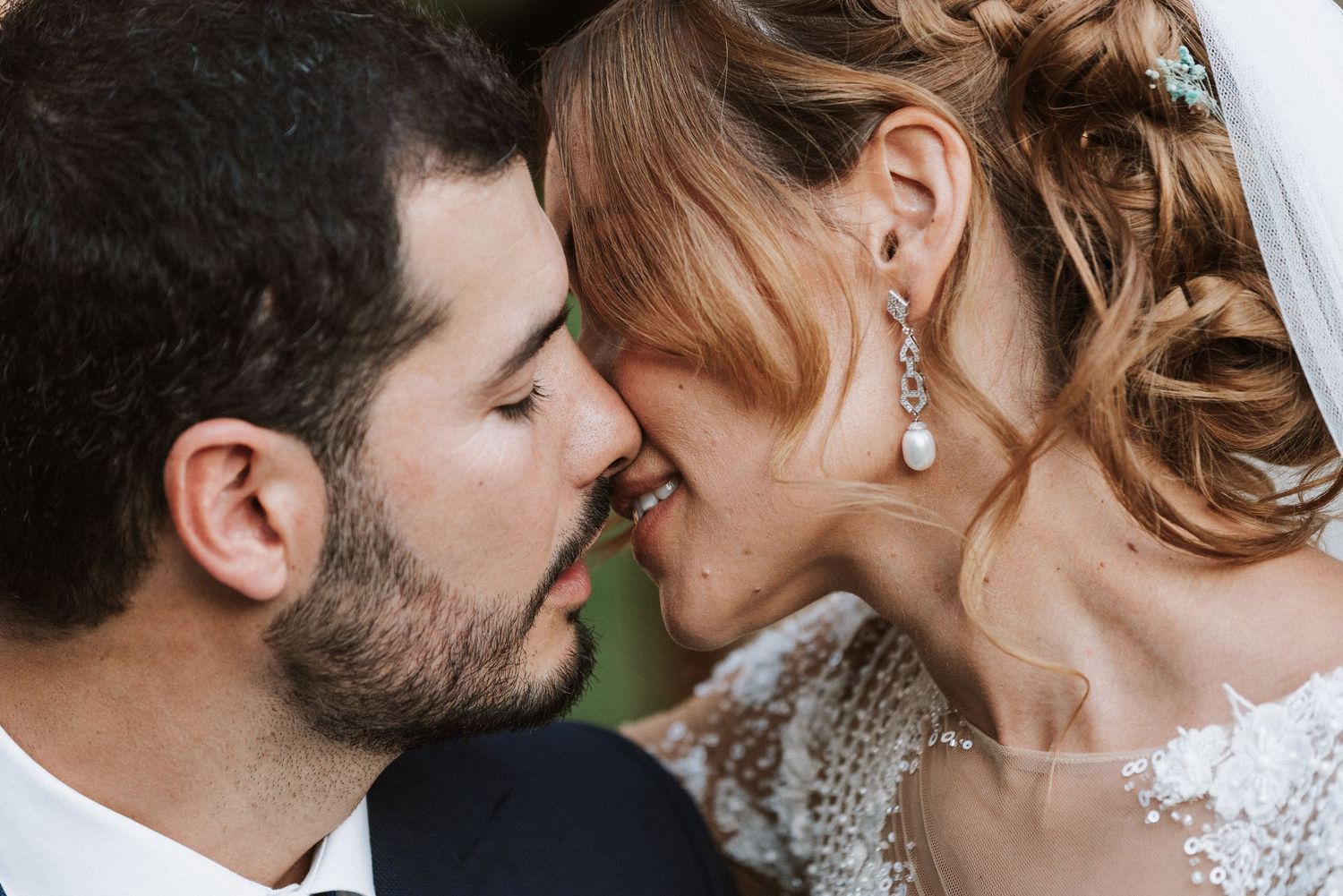 pareja enamorada despues de su boda