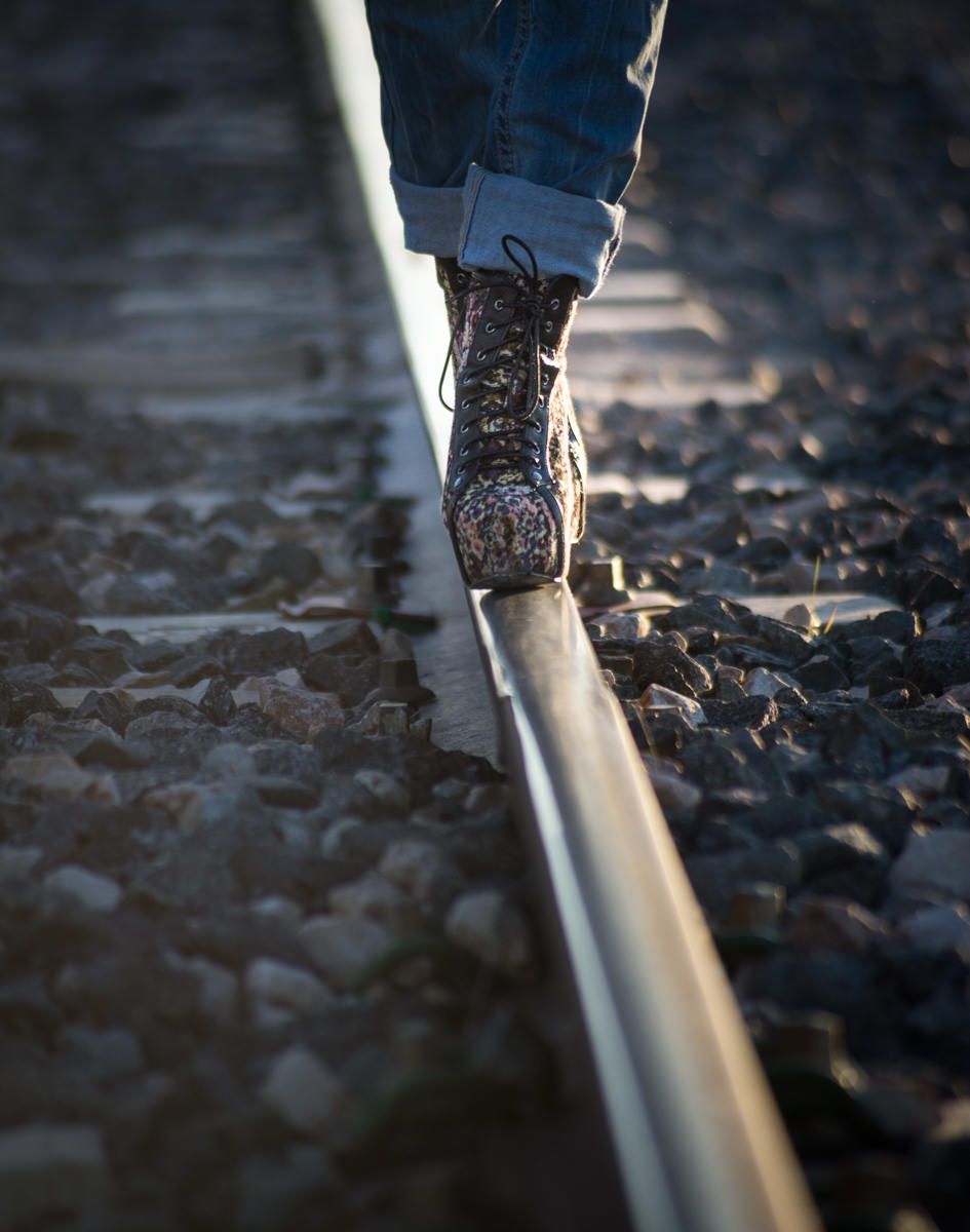 Novia andando por la via