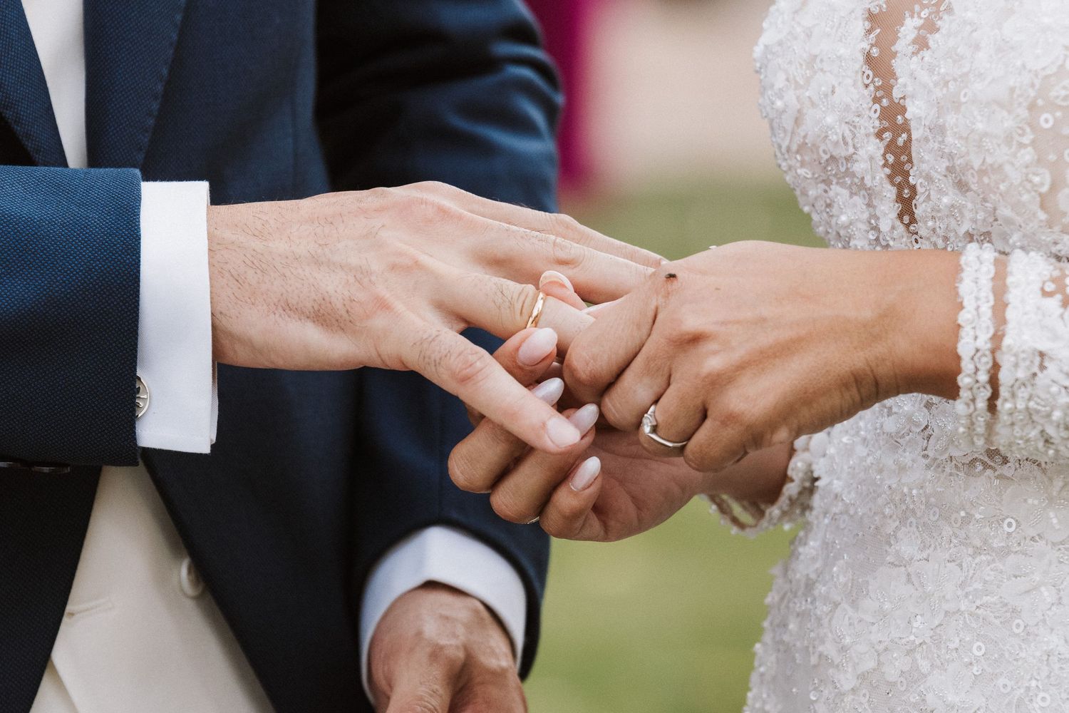 la novia le pone el anillo al novio