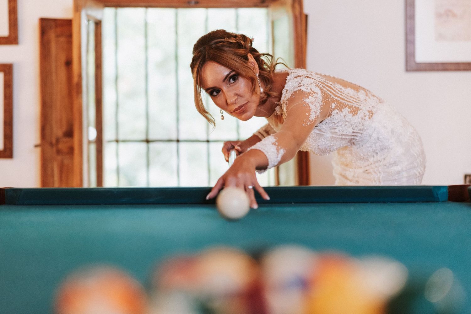la novia juega al billar