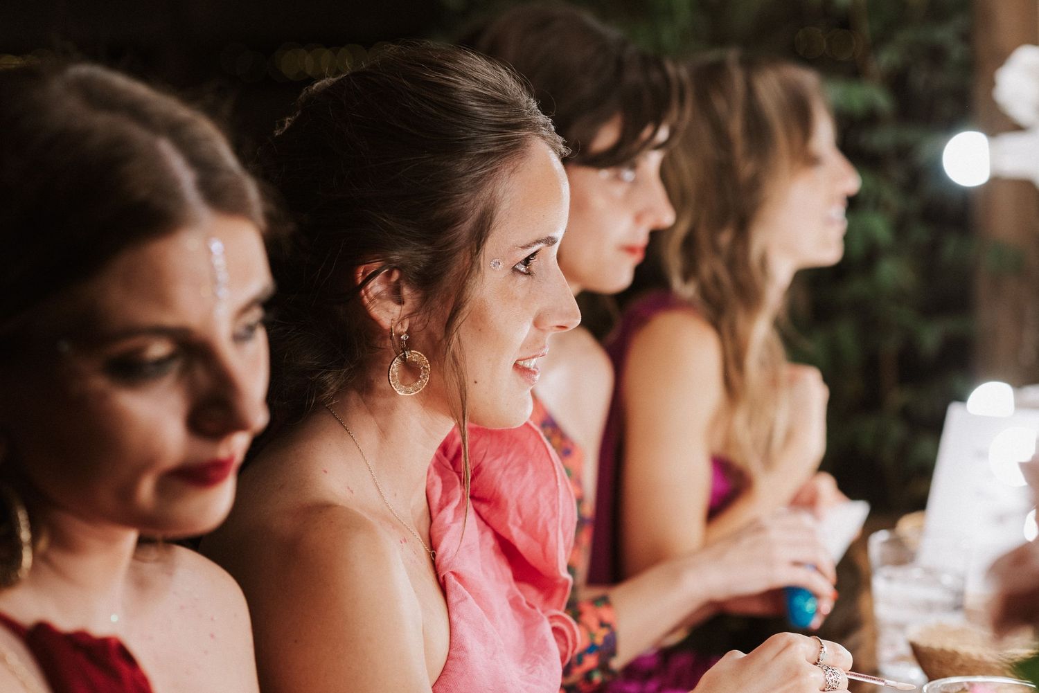 chicas retocandose durante una boda