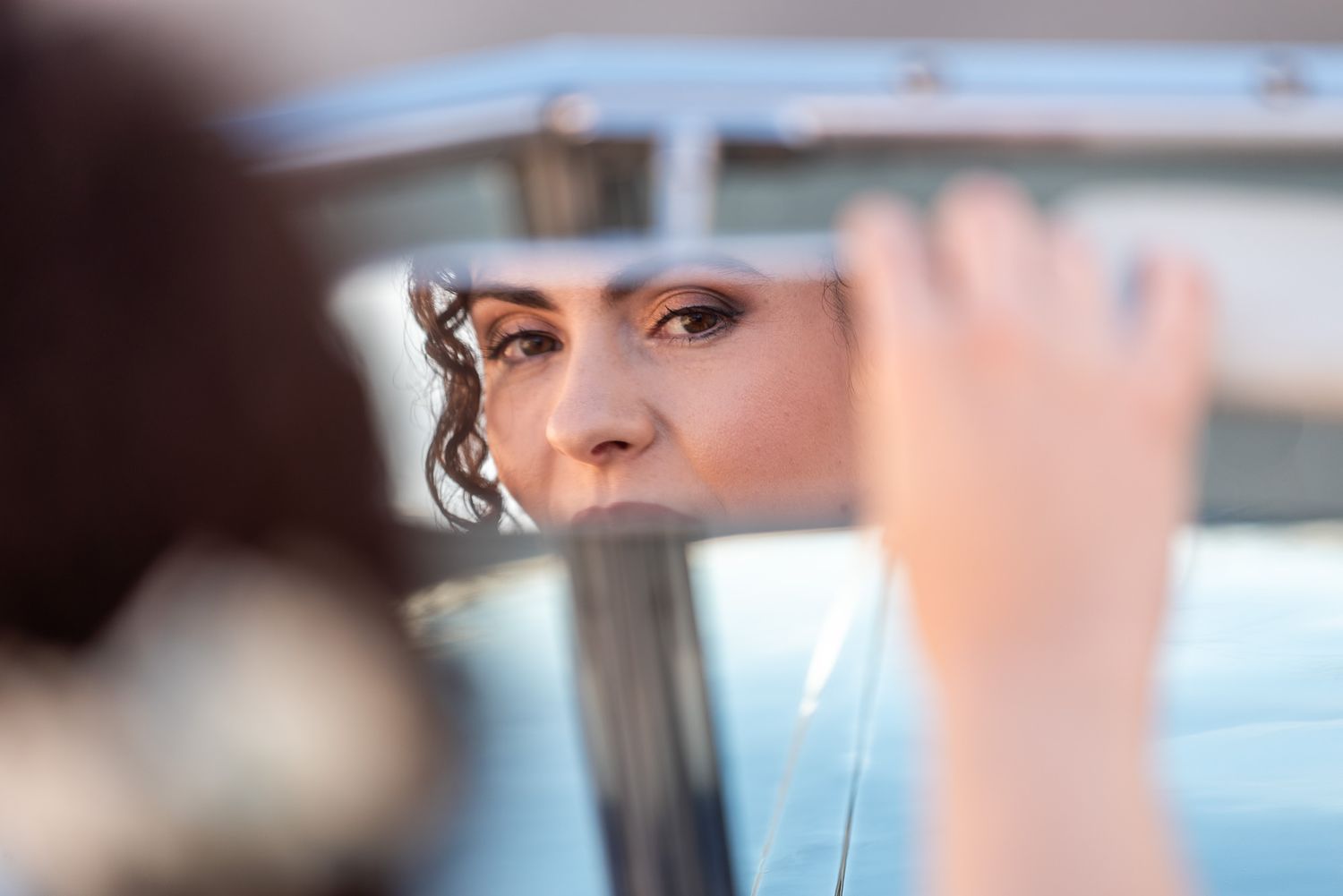 los ojos de la novia en el retrovisor