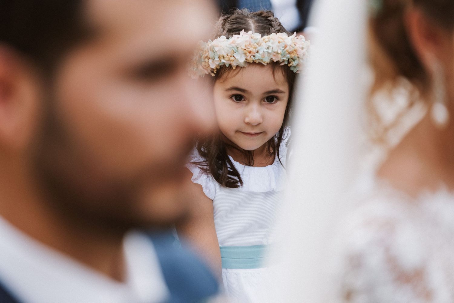 la niña observa a los novios durante la boda