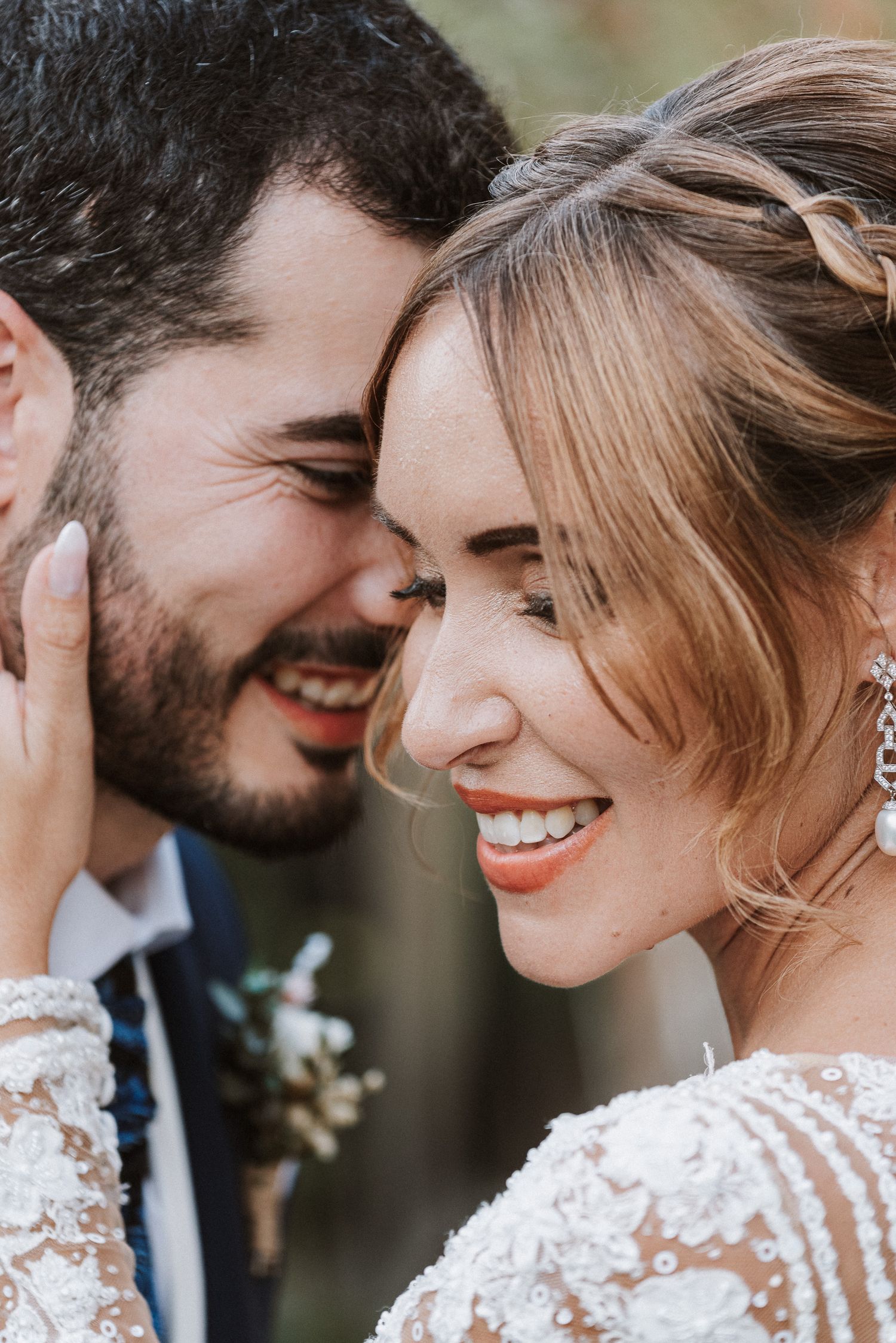 pareja enamorada despues de su boda