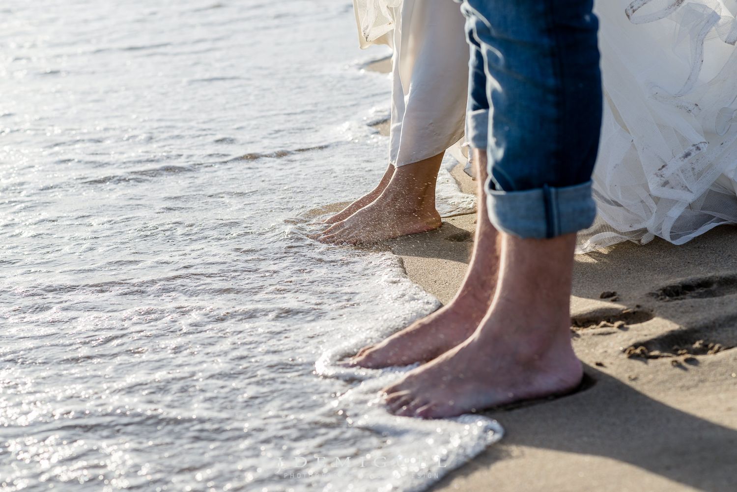 Mojandonos los pies en la playa de Cadaqués, Gerona