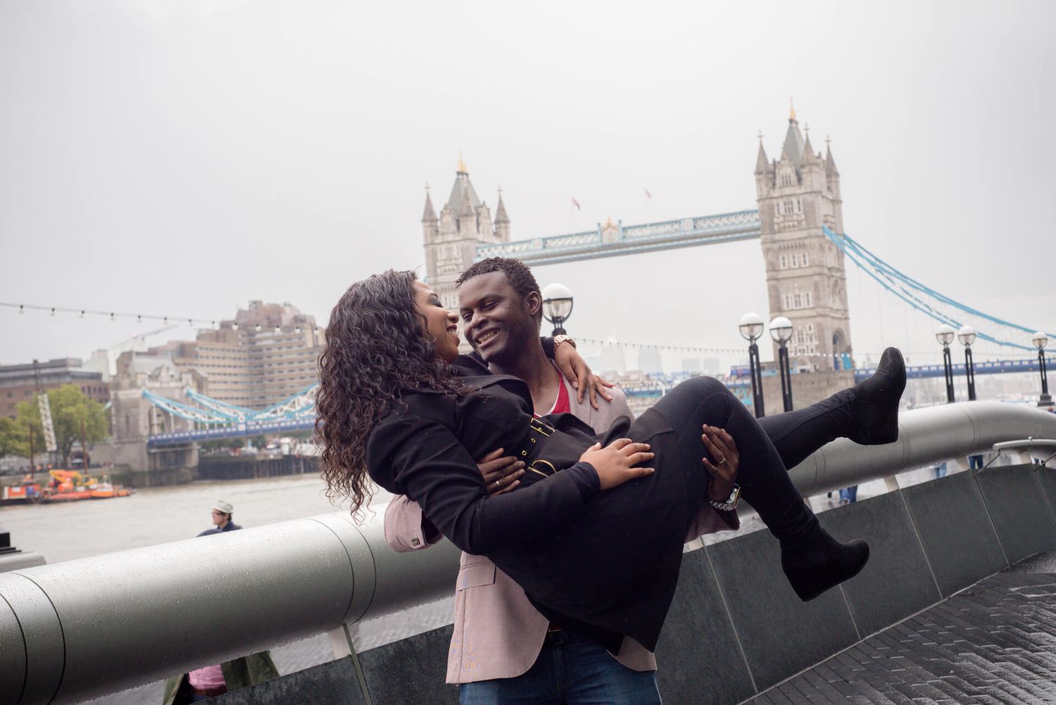 Preboda en Londres, ante el Tower Bridge