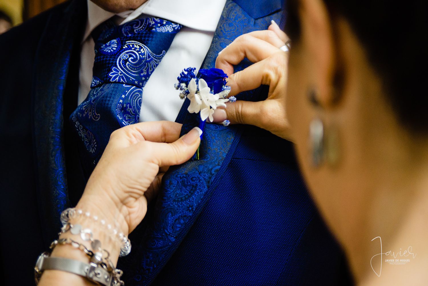 Ultimos toques, la madre le pone en prendido al novio