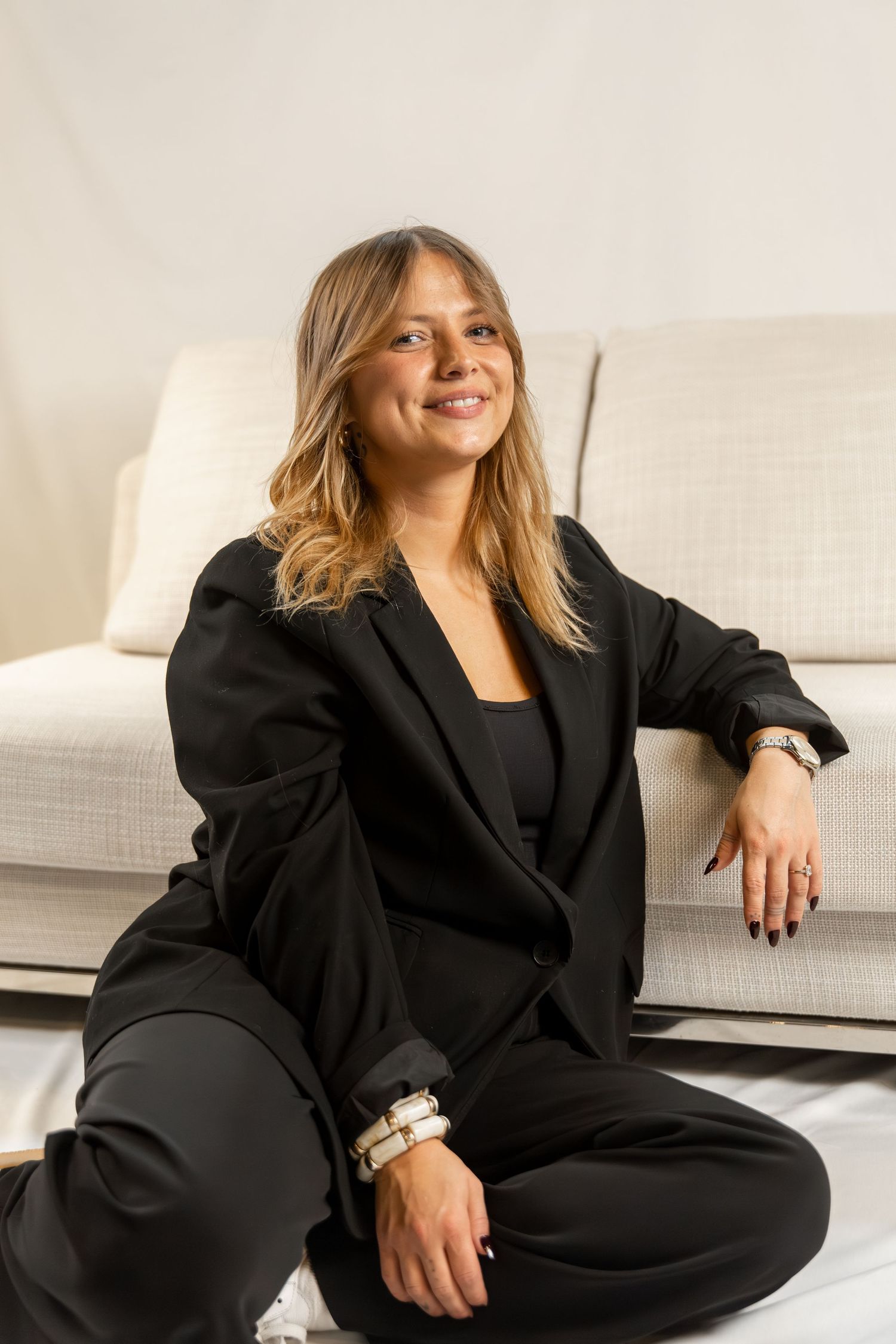 Photo en studio corporate d’un professionnel dans une pose dynamique, ambiance moderne et professionnelle pour une entreprise de marketing.