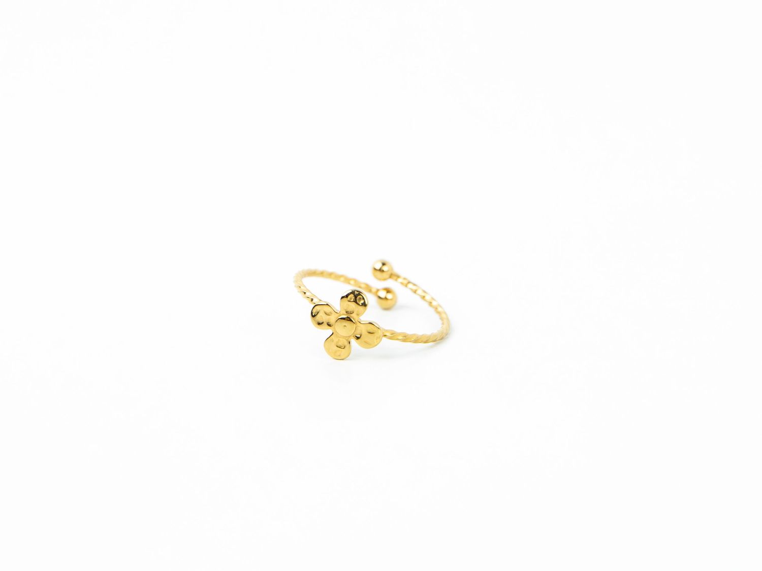 Photo en packshot d’une bague, mise en valeur des détails et du design sur fond neutre et lumineux. Bijoux.