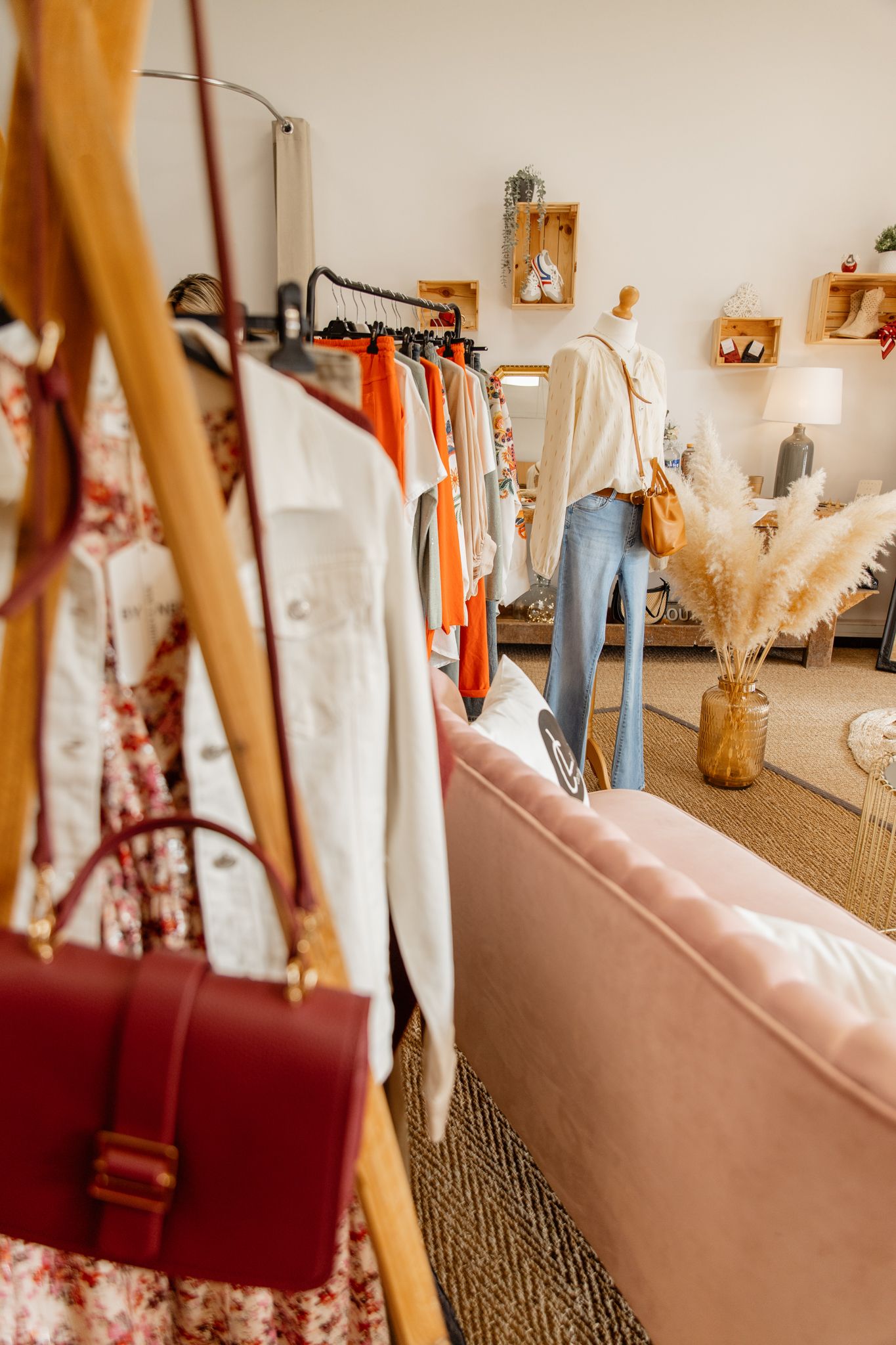 Photo d'une boutique de vêtements, vitrine, ambiance.