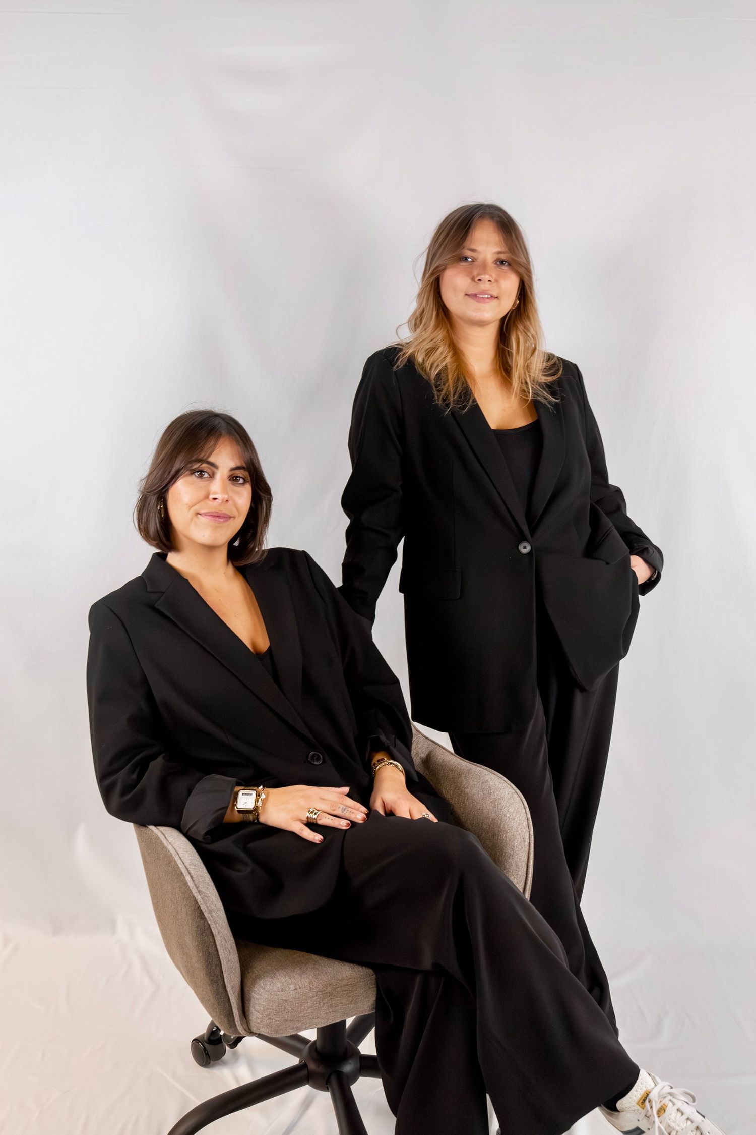 Portrait professionnel en studio, image corporate moderne