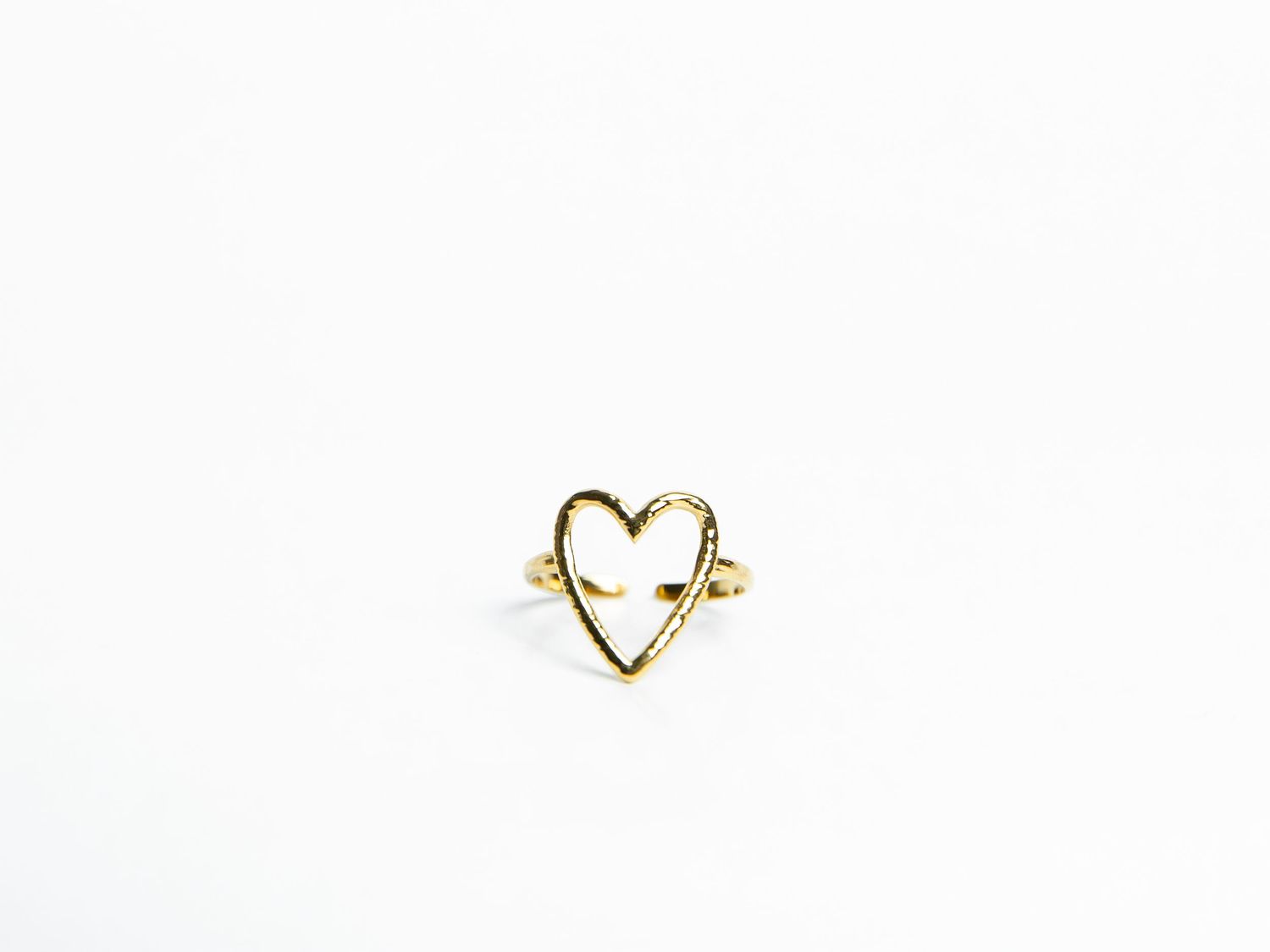 Photo en packshot d’une bague, mise en valeur des détails et du design sur fond neutre et lumineux. Bijoux.