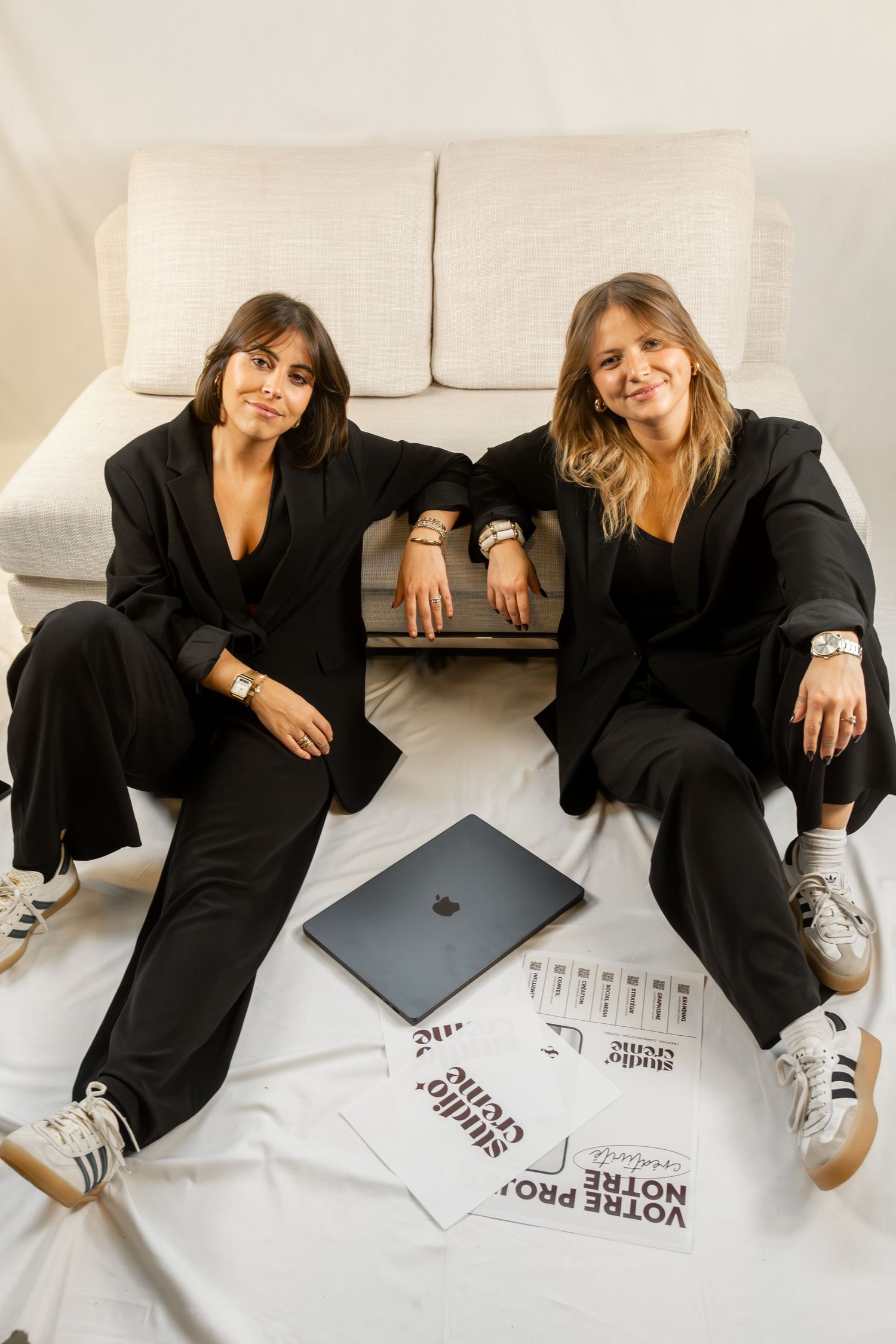 Photo en studio corporate d’un professionnel dans une pose dynamique, ambiance moderne et professionnelle pour une entreprise de marketing.
