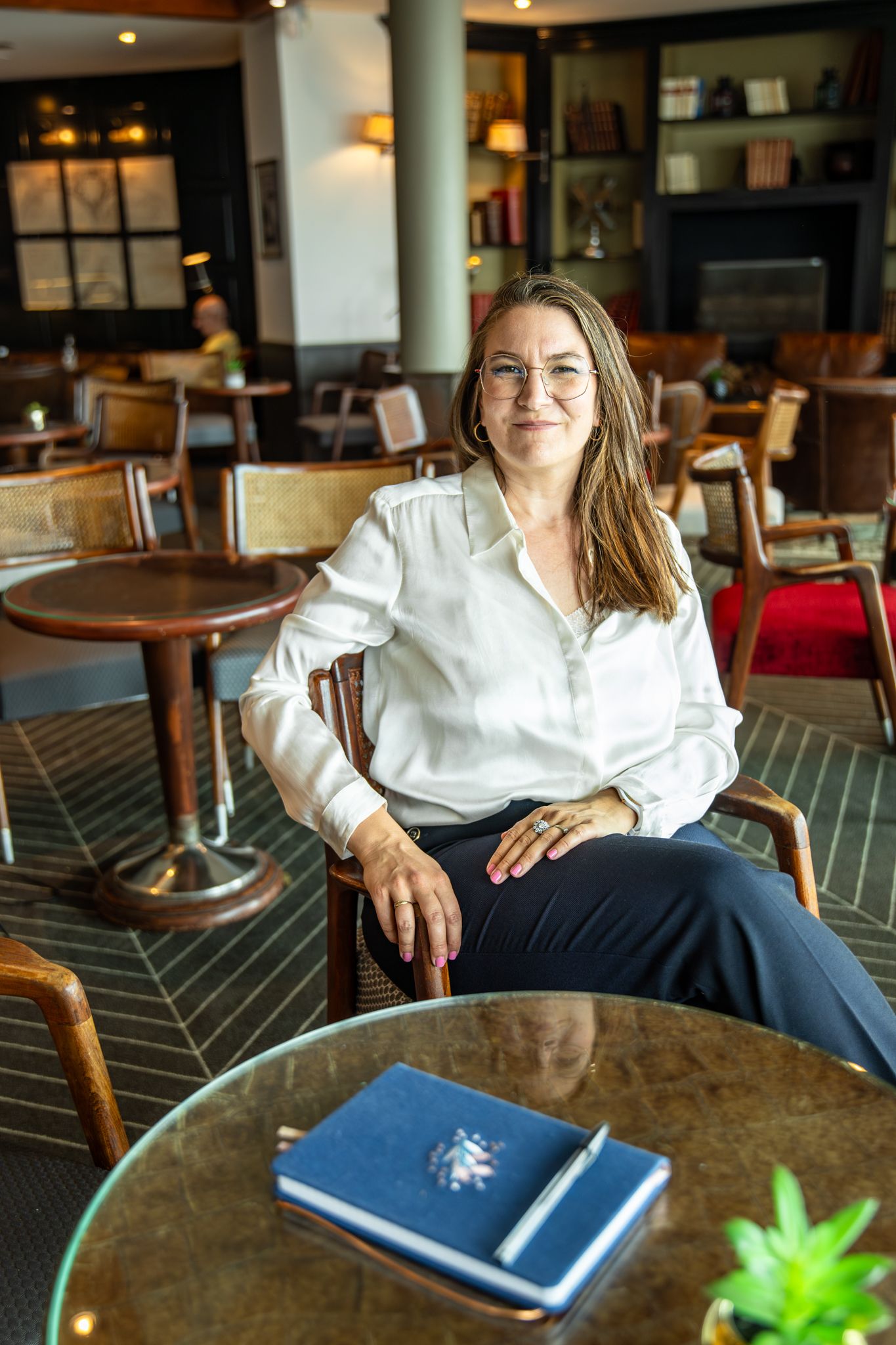 Photographie de portrait corporate en intérieur, idéale pour profil LinkedIn ou communication d’entreprise