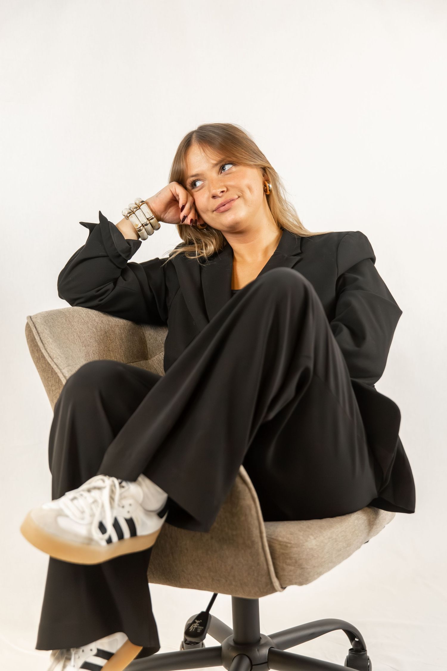 Photo en studio corporate d’un professionnel dans une pose dynamique, ambiance moderne et professionnelle pour une entreprise de marketing.