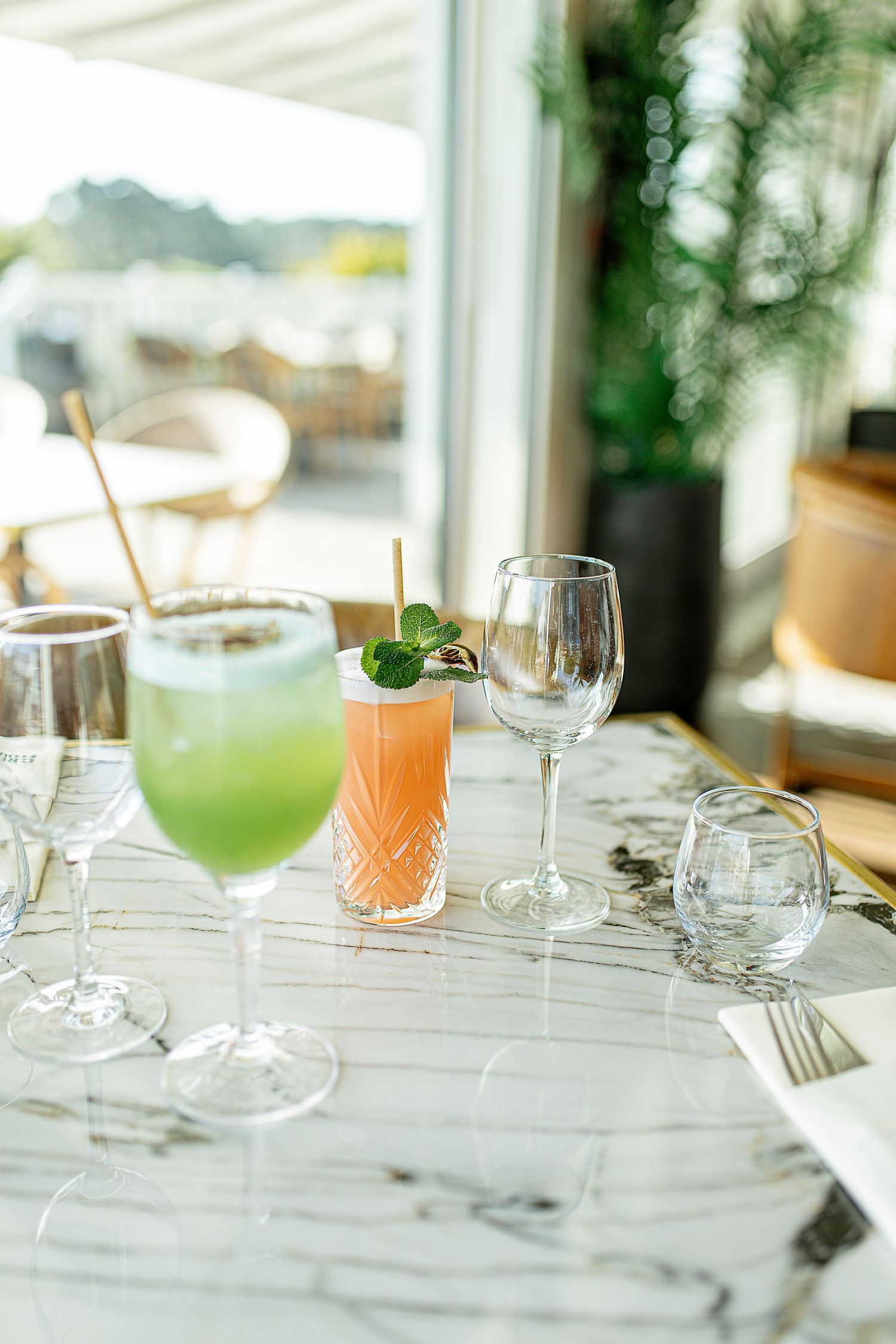 Photo d’un cocktail coloré dans un verre élégant, garniture soignée et éclairage subtil mettant en valeur la boisson.