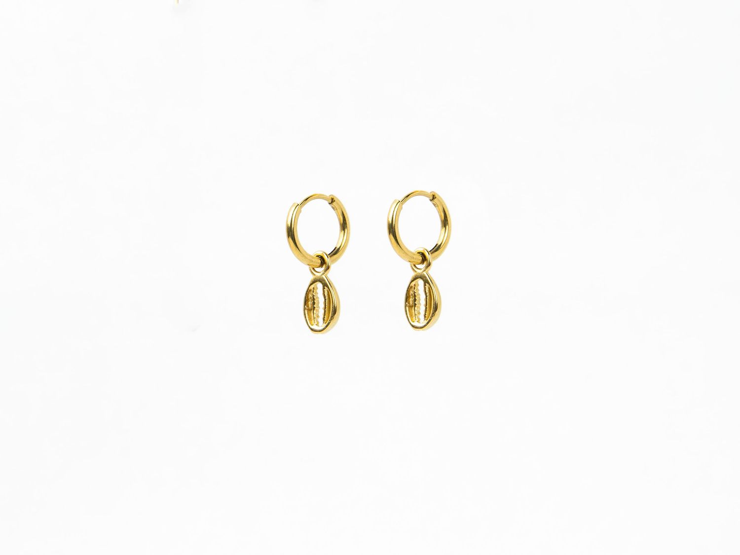 Photo en packshot d’une paire de boucles d'oreilles, mise en valeur des détails et du design sur fond neutre et lumineux. Bijoux.
