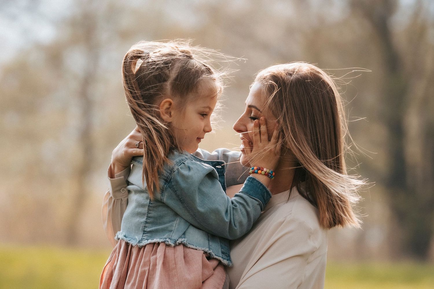 Fotografia di Famiglia che sorride a Bagolino, mamma e figlia ricordo speciale insieme