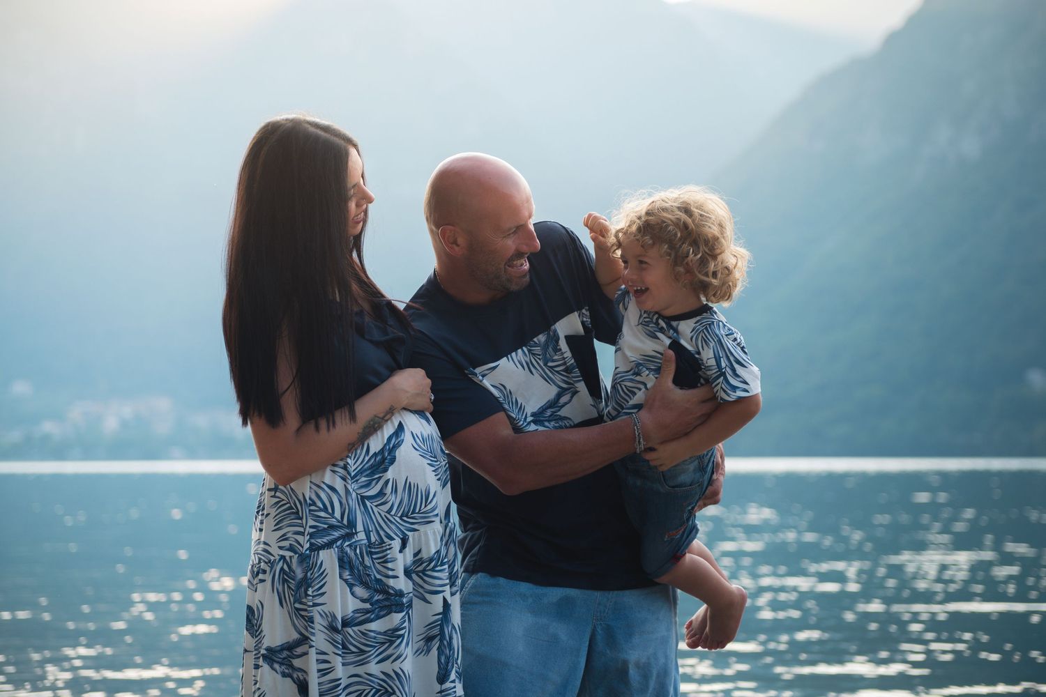 Fotografia di Famiglia che sorride a Bagolino, ricordo speciale insieme