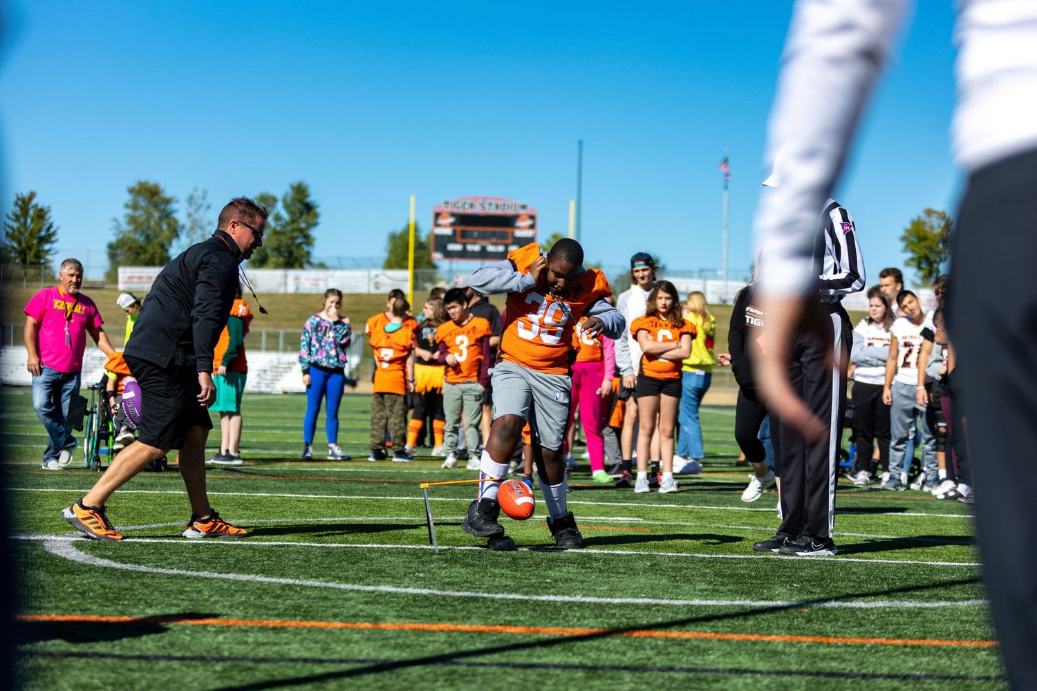 Students help celebrate Victory Day at Farmington High School