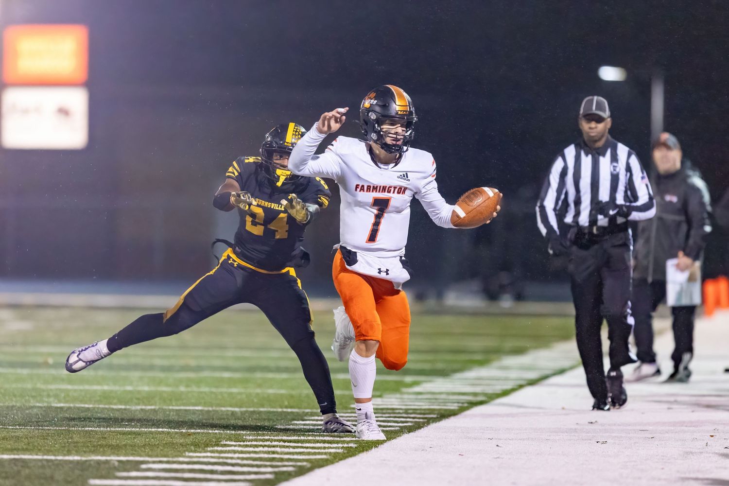 farmington tigers quarterback sneaks to sideline for big gain