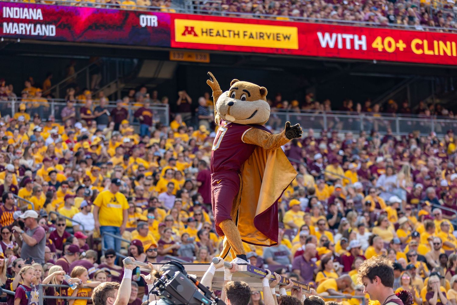 goldy gopher making fans cheer at hutington bank stadium university of minnesota