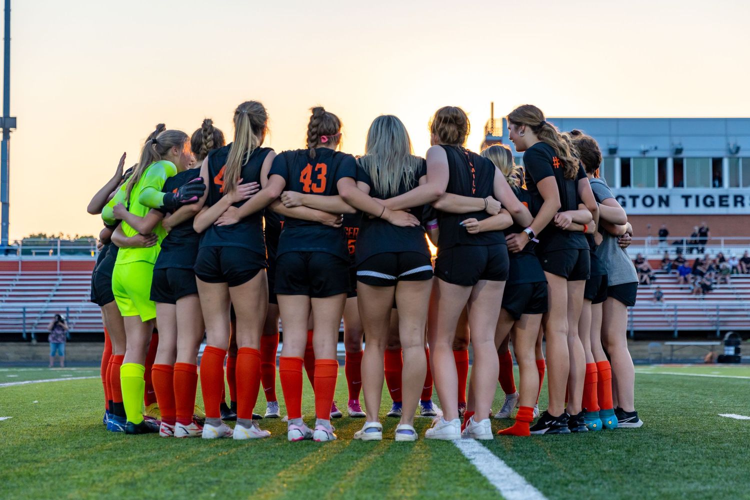 farmington tigers girls soccer team huddle twin cities minnesota sports photography