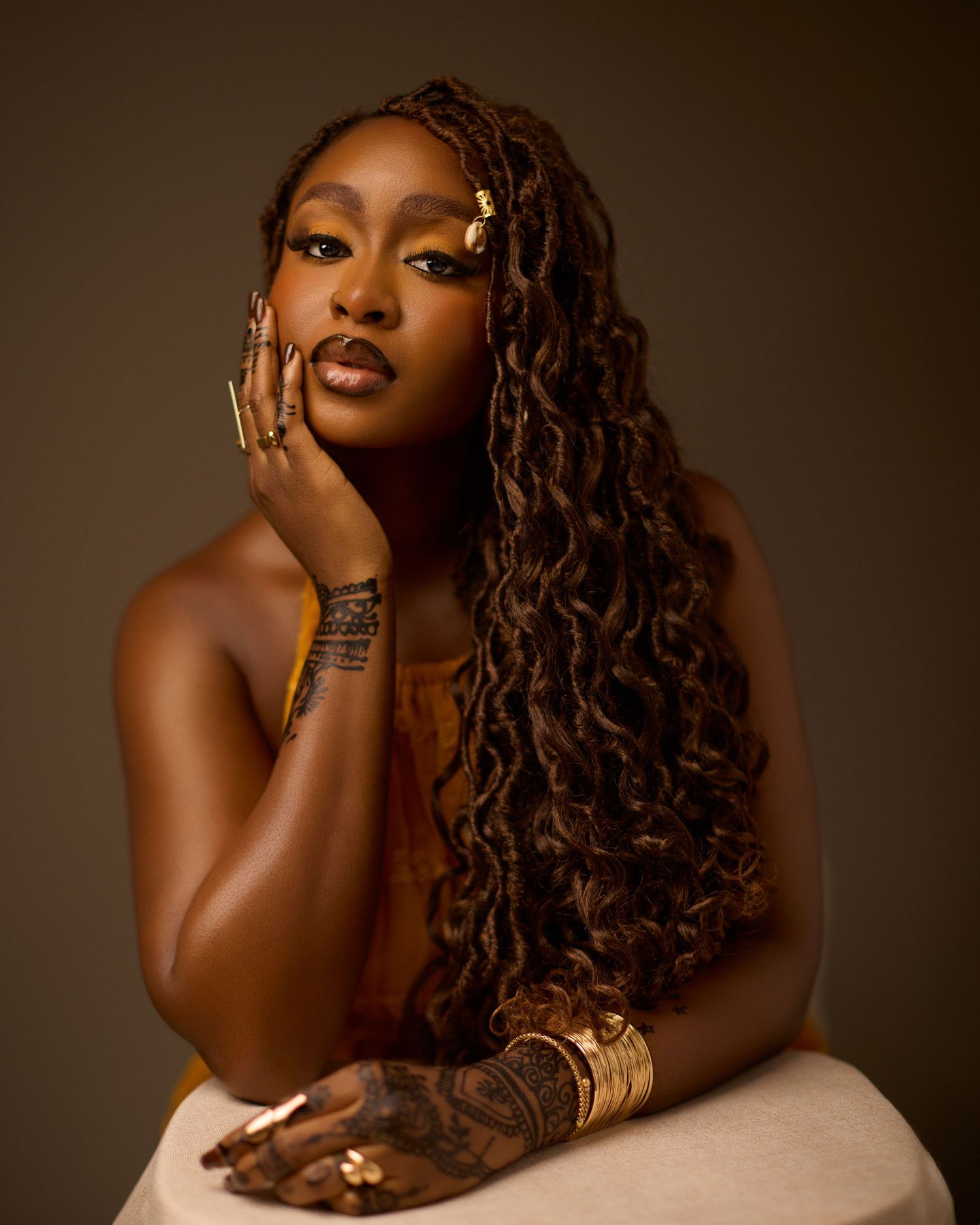 @Debbyfelix by The Loba for The Loba Studios – elegant portrait photography by The Loba, a creative photographer in Lagos, Nigeria.