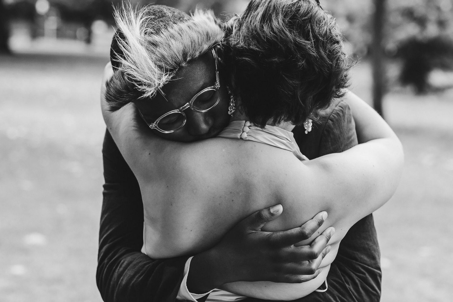 A couple sharing a romantic kiss in black and white photography.