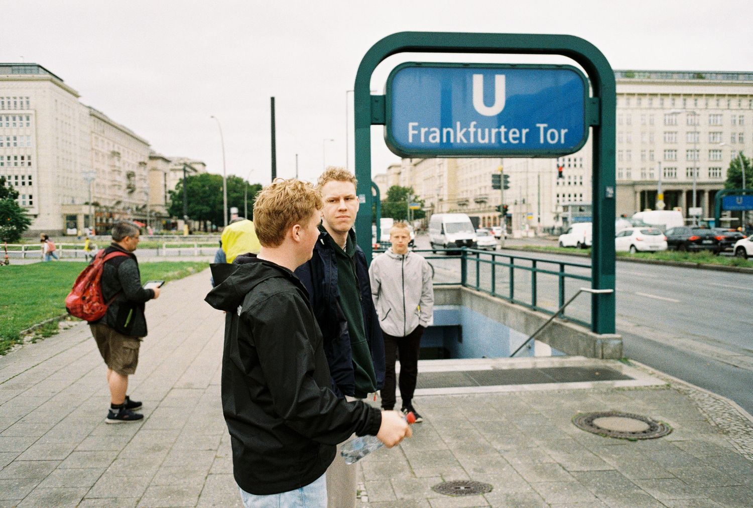Multiple photos show people waiting at various urban subway and train stations with U-Bahn signs visible.