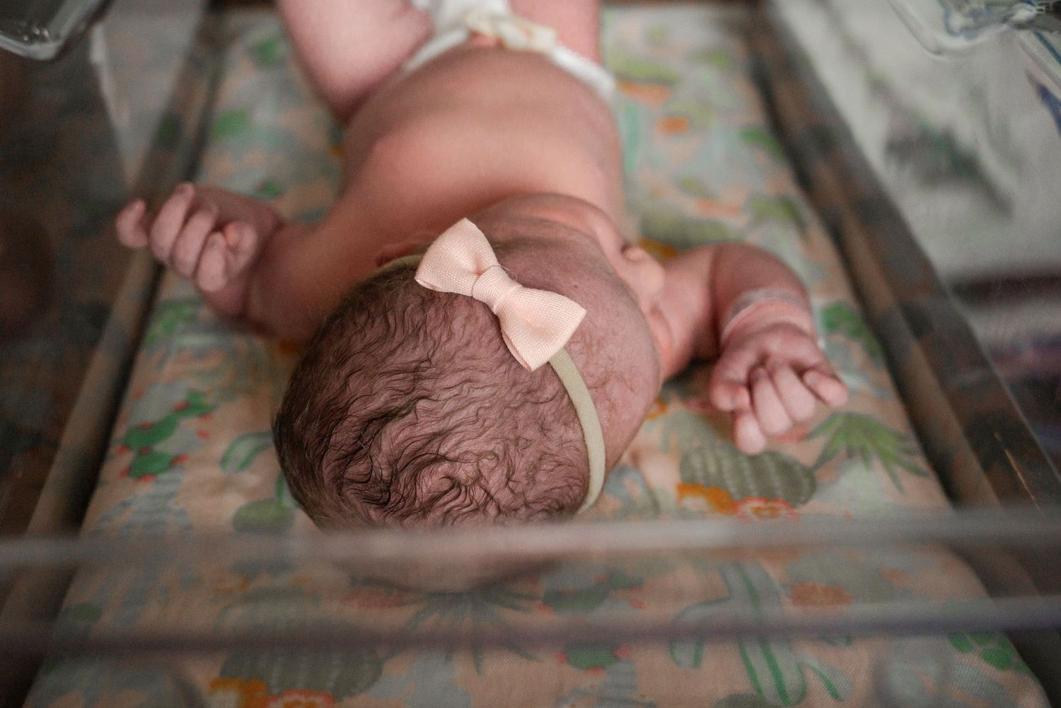 Close-up view of newborn baby details in a hospital bassinet. in hospital newborn photography Bowling green ky glasgow ky