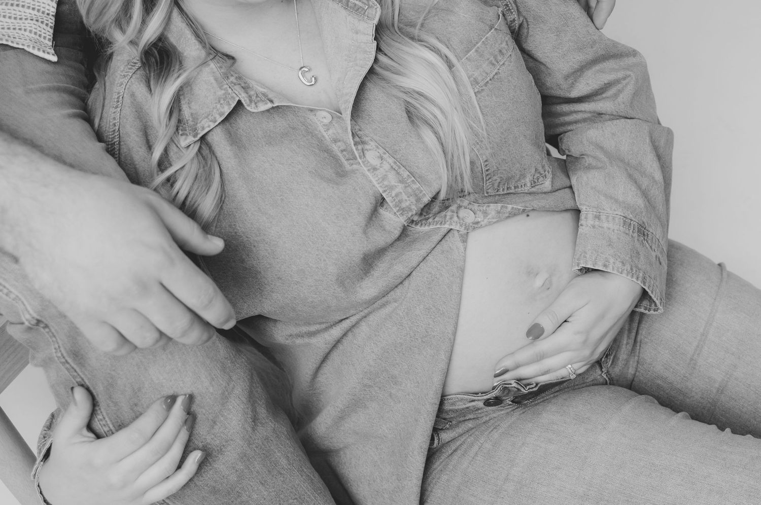 Intimate lifestyle photography session in minimalist setting. Studio photography franklin ky SOKY Maternity