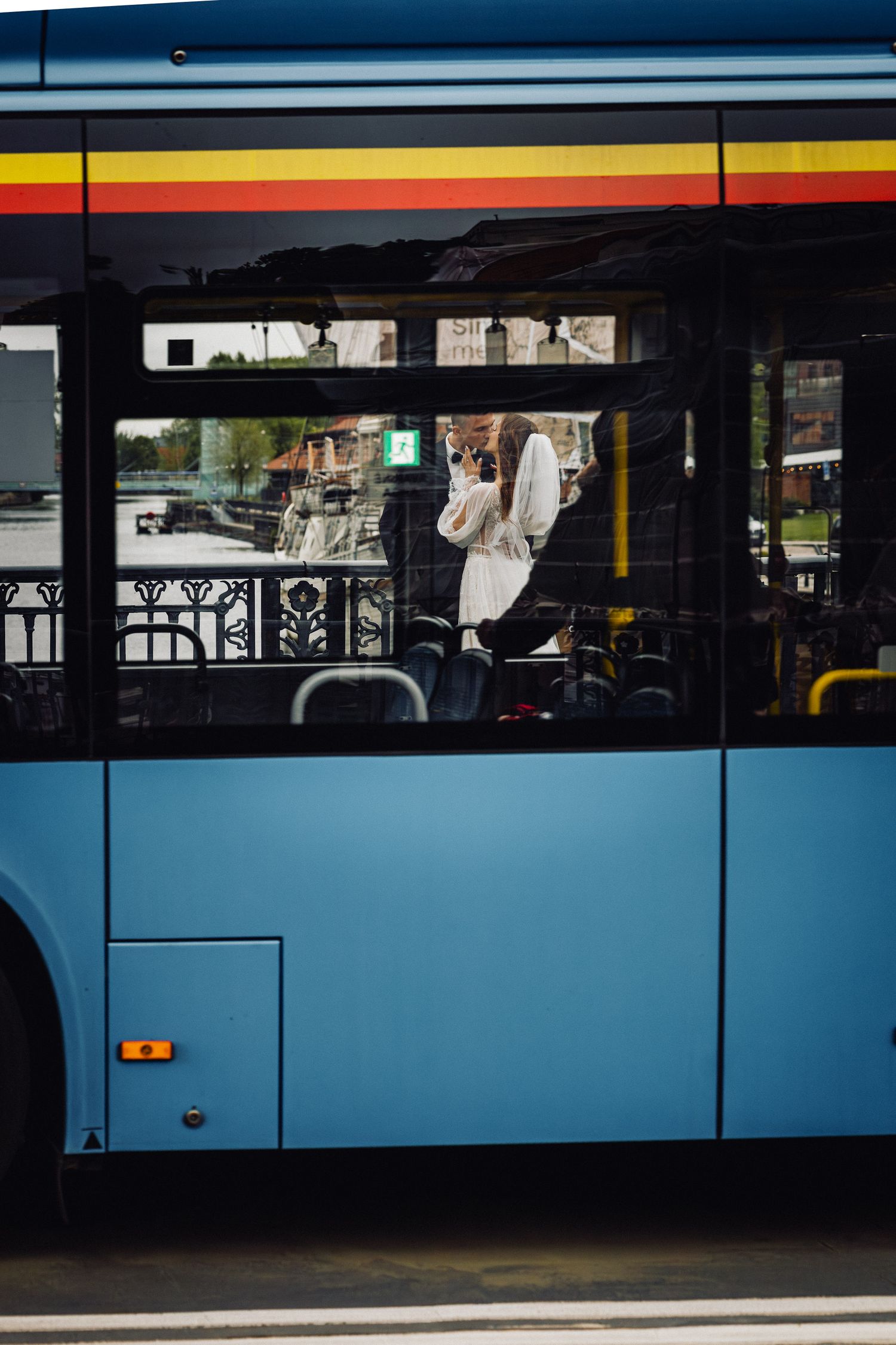 Jaunieji bučiuojasi, vaizas pro autobuso langą Klaipėdoje