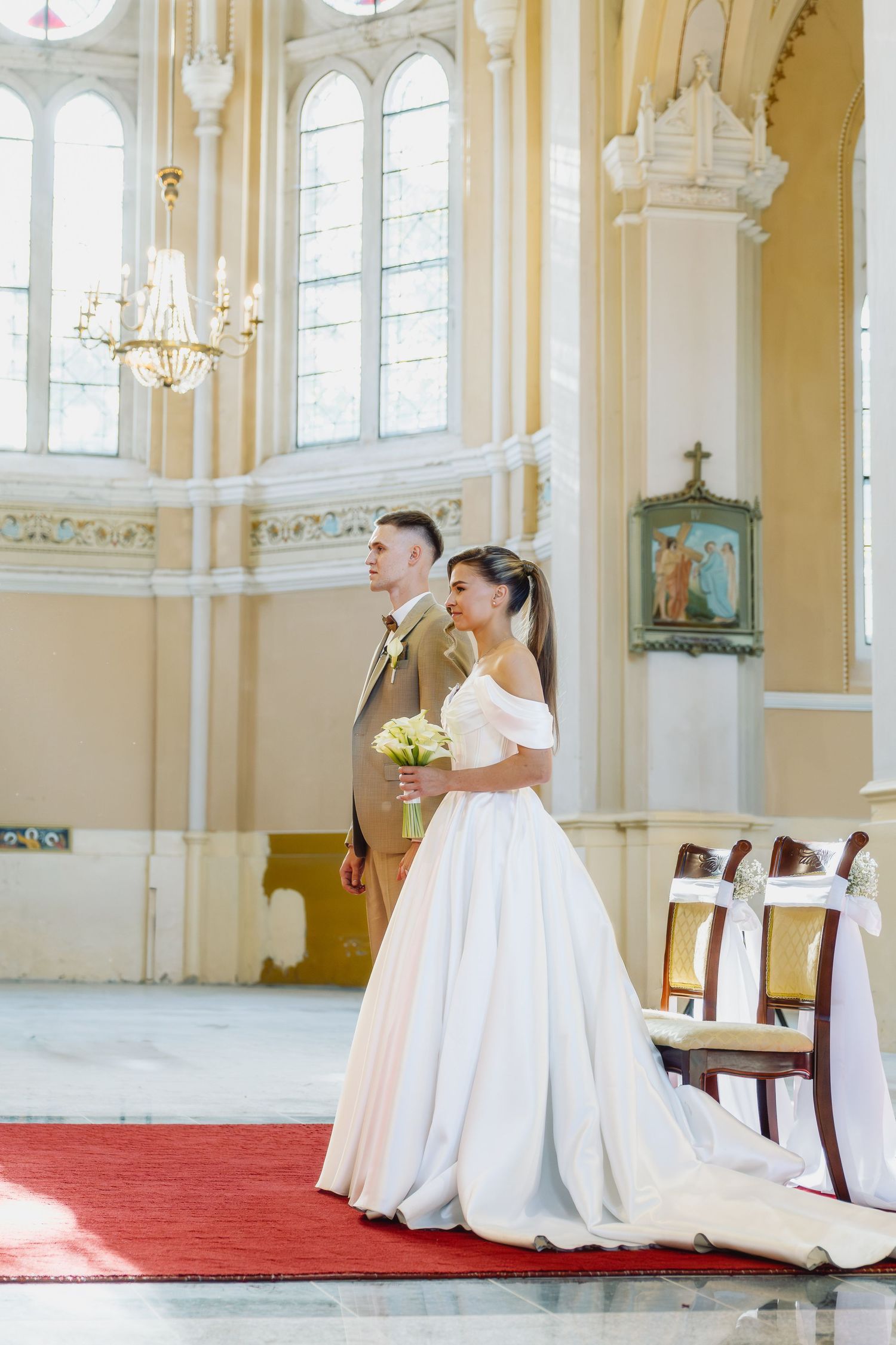 Šviesi vestuvių ceremonija bažnyčioje Vilkijoje