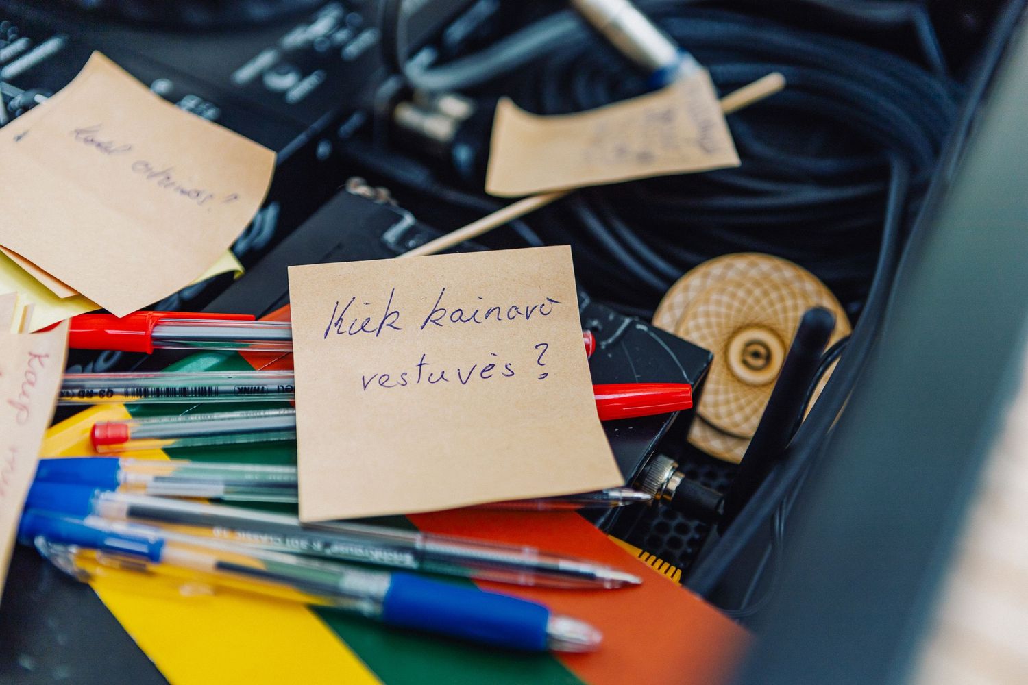Idėjos ir pastabos vestuvių fotografijai, sticky notes ir tušinukai