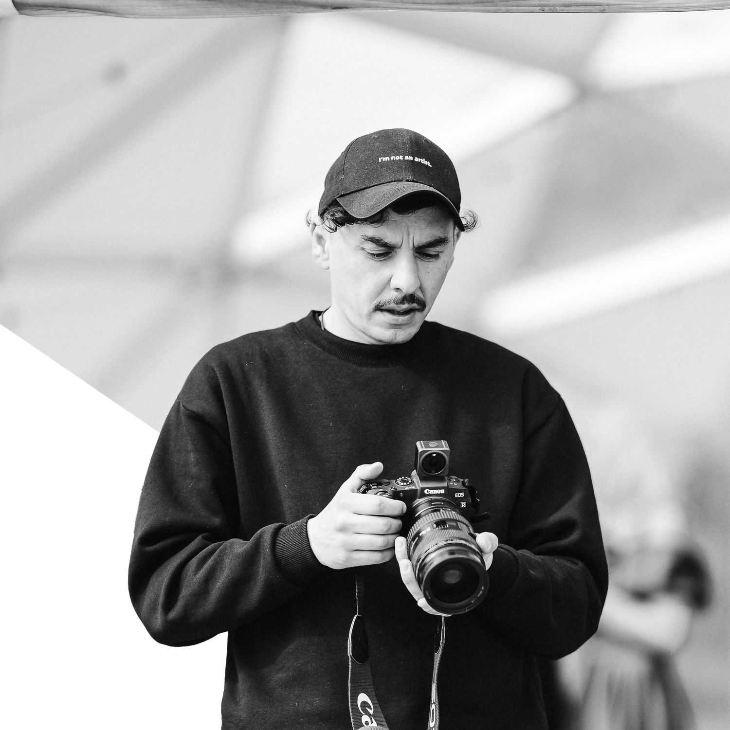 Fotografas laiko kamerą, pasiruošęs fiksuoti vestuvių akimirkas.